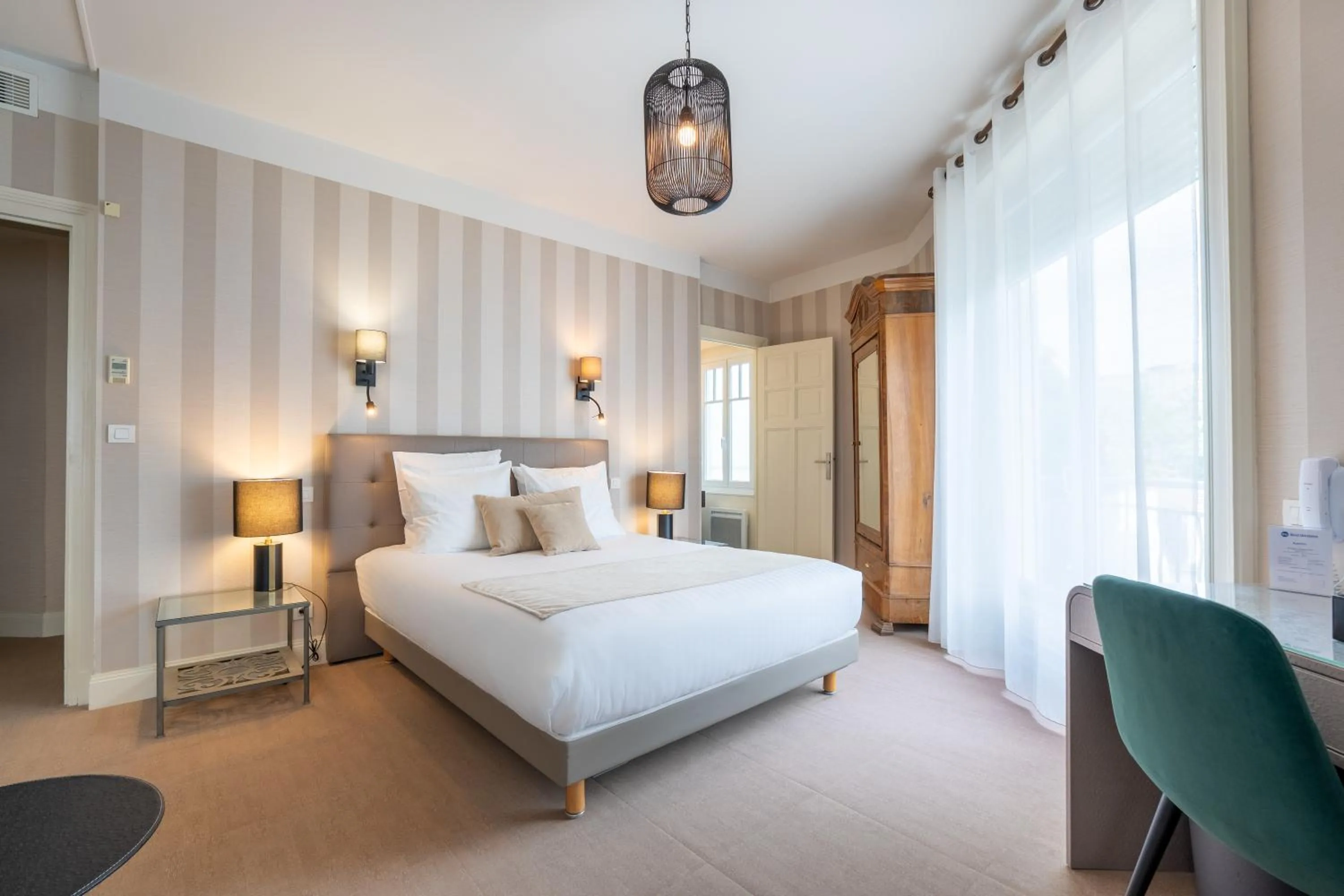 Sea view, Bed in Best Western Hôtel Brittany La Baule Centre & Plages