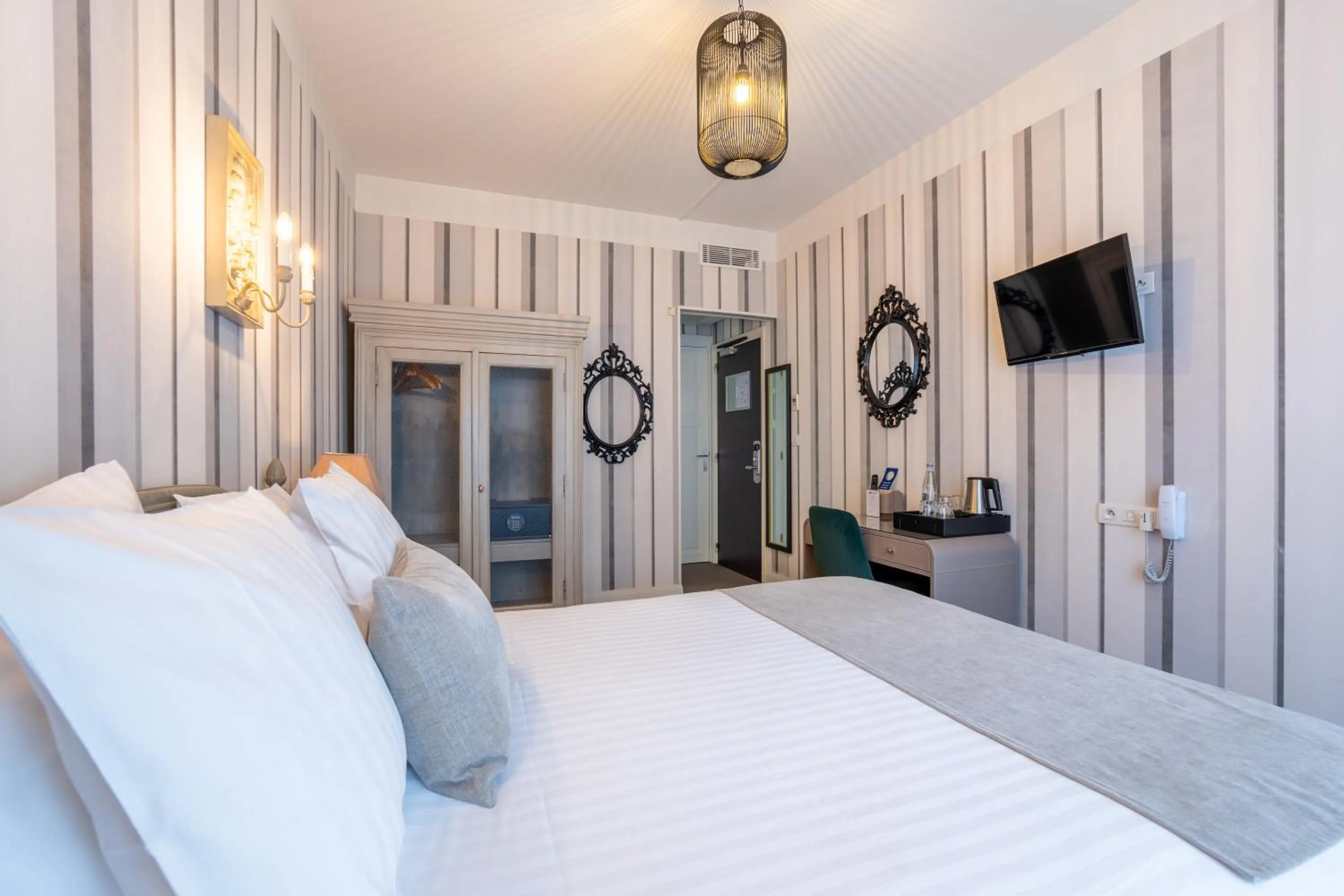 Bedroom, Bed in Best Western Hôtel Brittany La Baule Centre & Plages