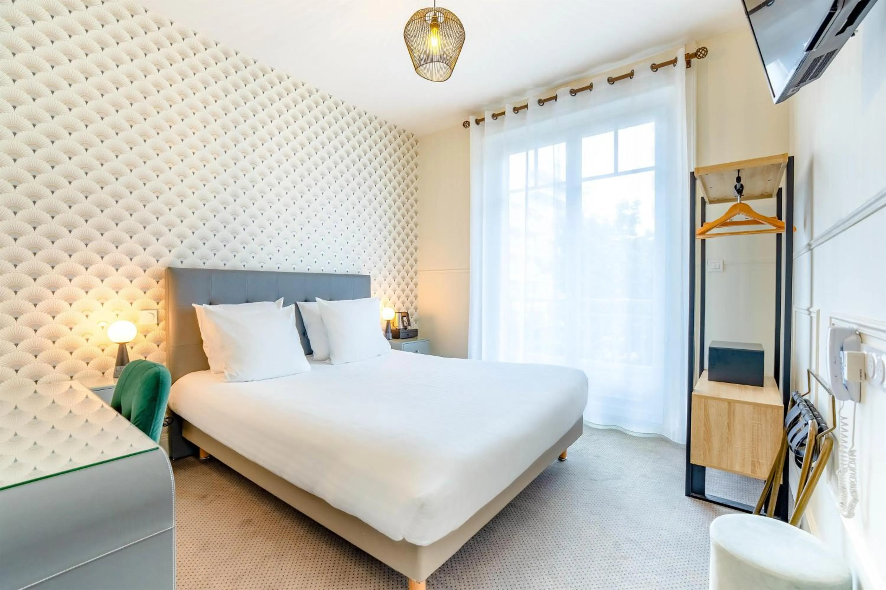 Bedroom, Bed in Best Western Hôtel Brittany La Baule Centre & Plages