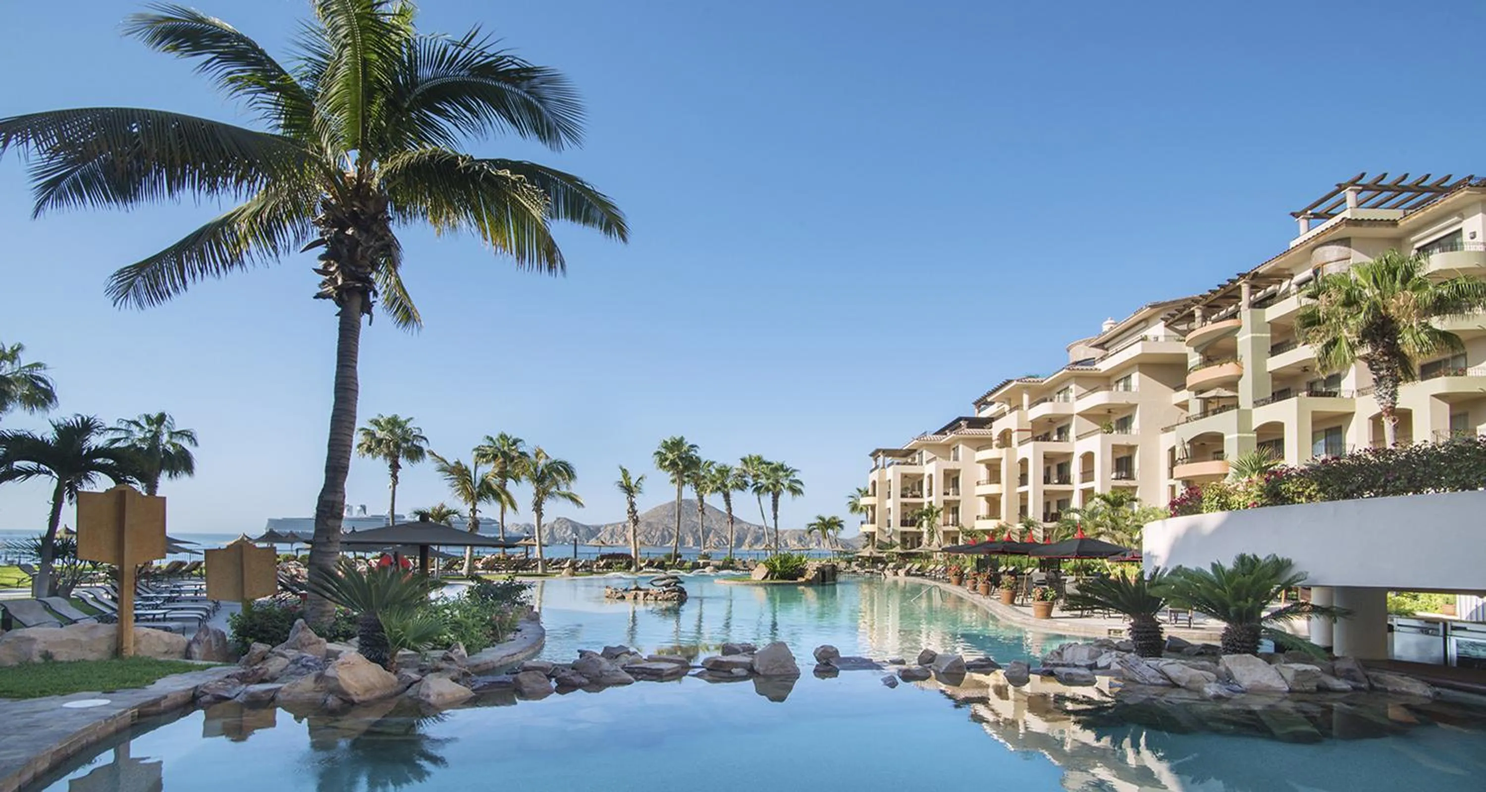 Property building in Cabo La Estancia