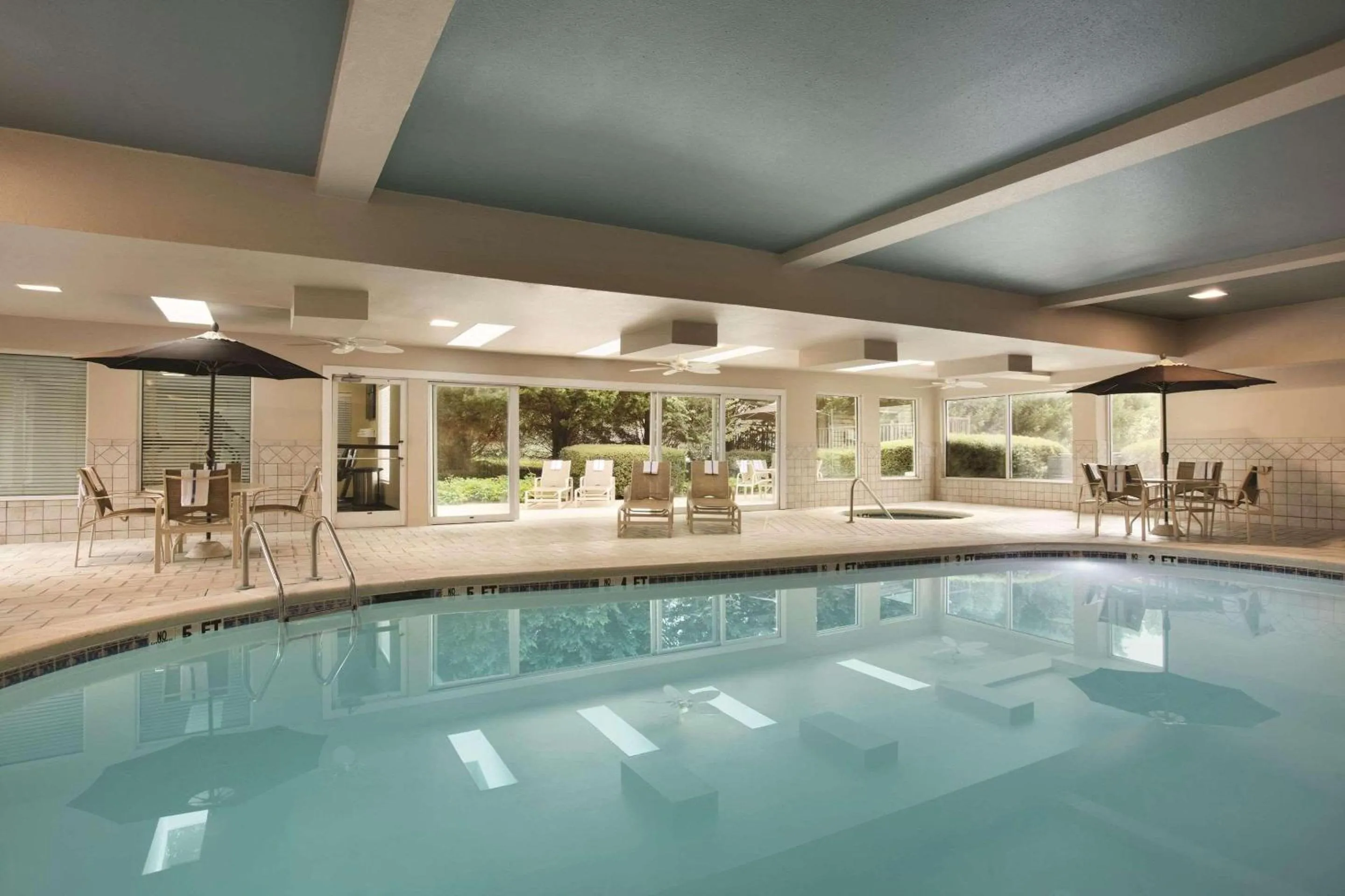 Swimming pool in Country Inn & Suites By Radisson, Atlanta Airport North, GA