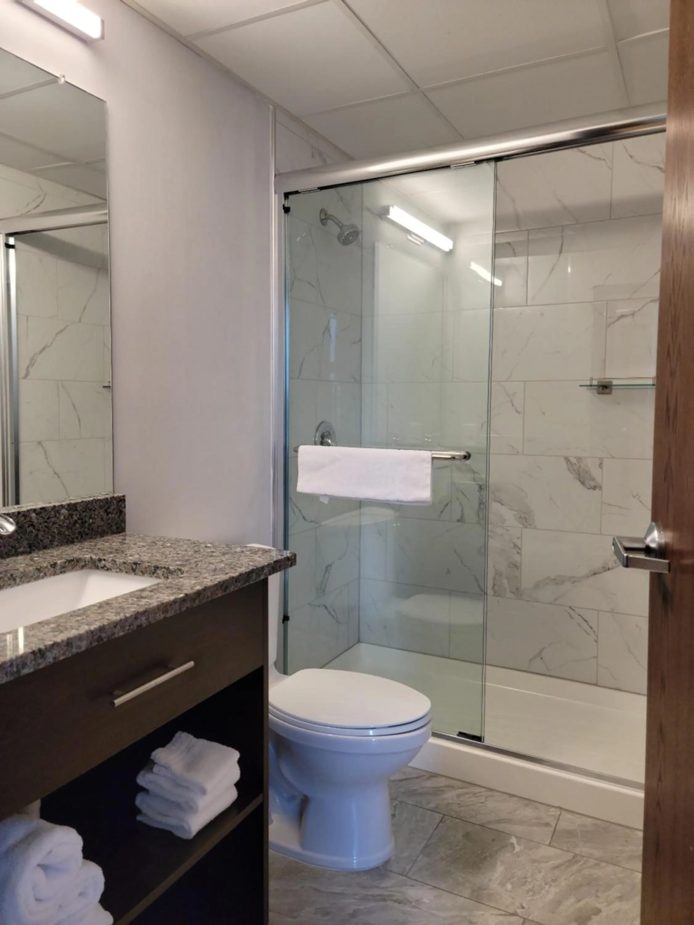 Bathroom in Ariel Broadway Hotel