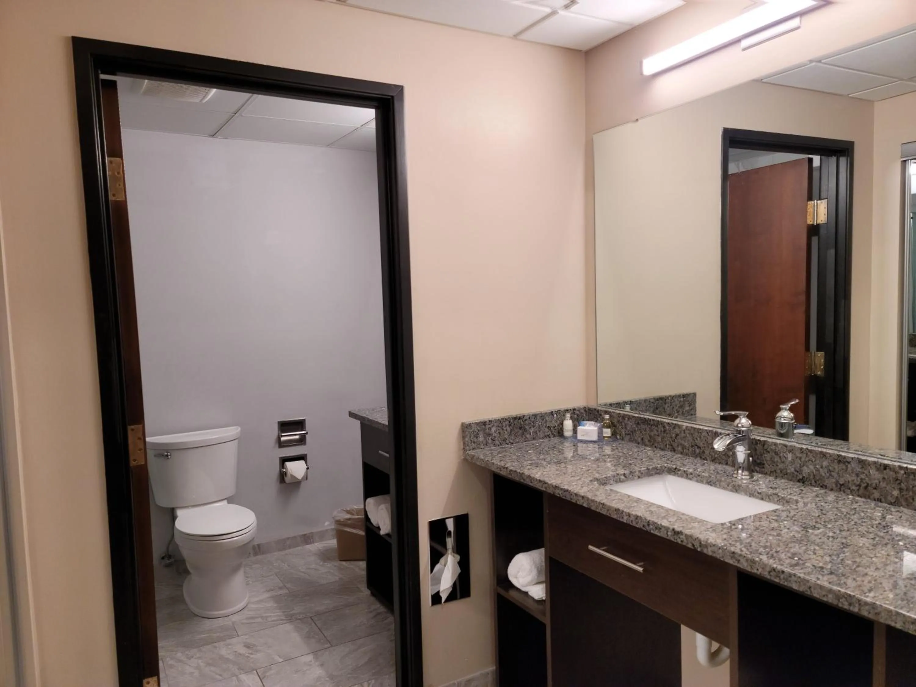 Bathroom in Ariel Broadway Hotel