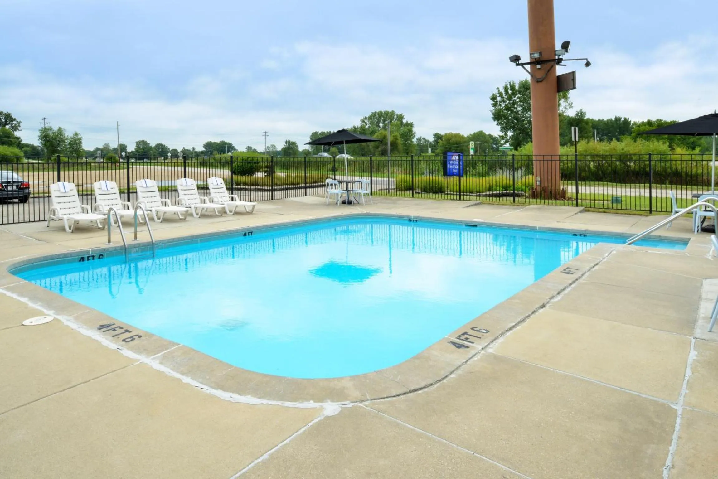 Swimming pool in Valued Stay Madison