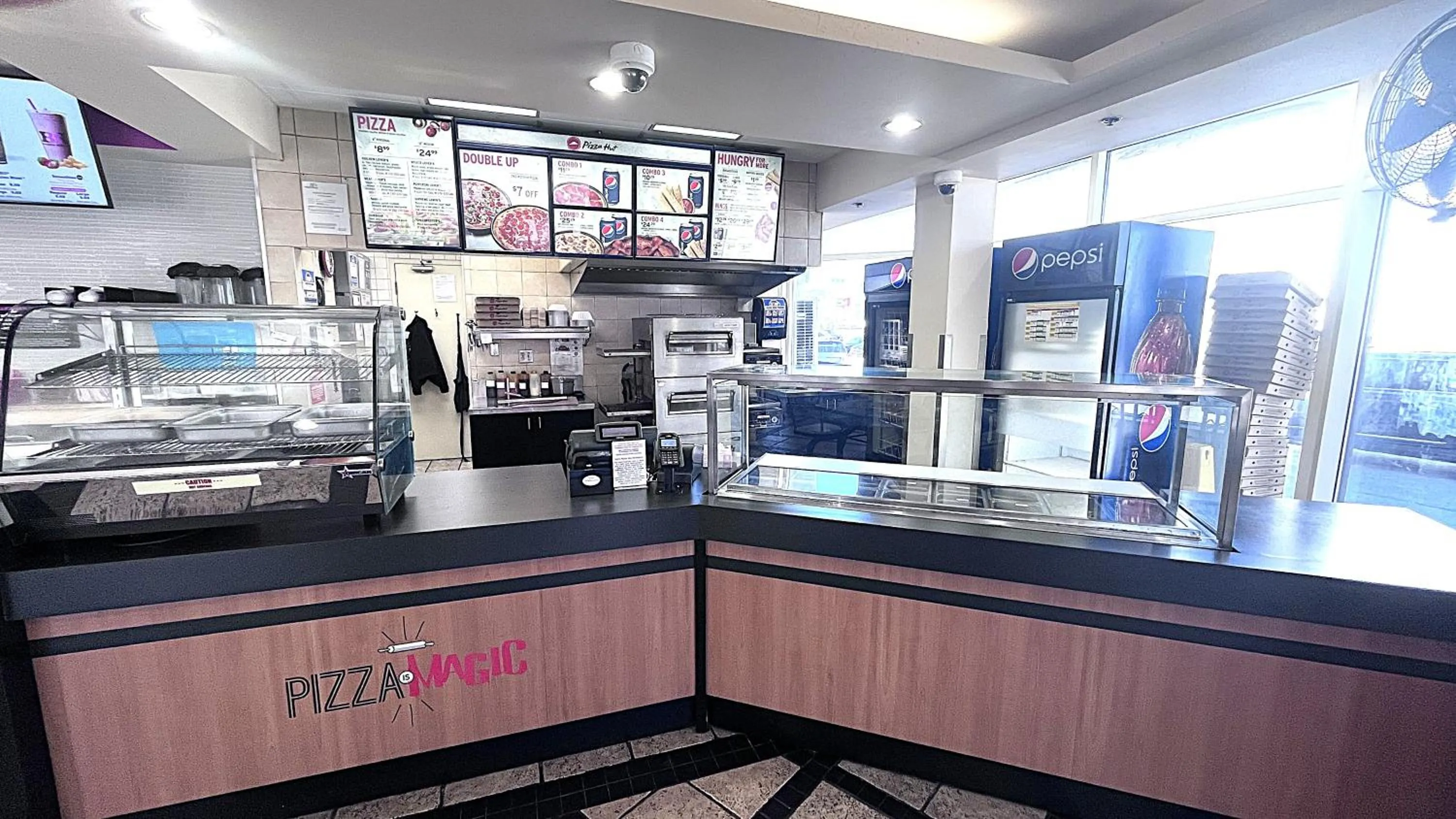 Restaurant/places to eat in Howard Johnson Plaza by Wyndham by the Falls Niagara Falls