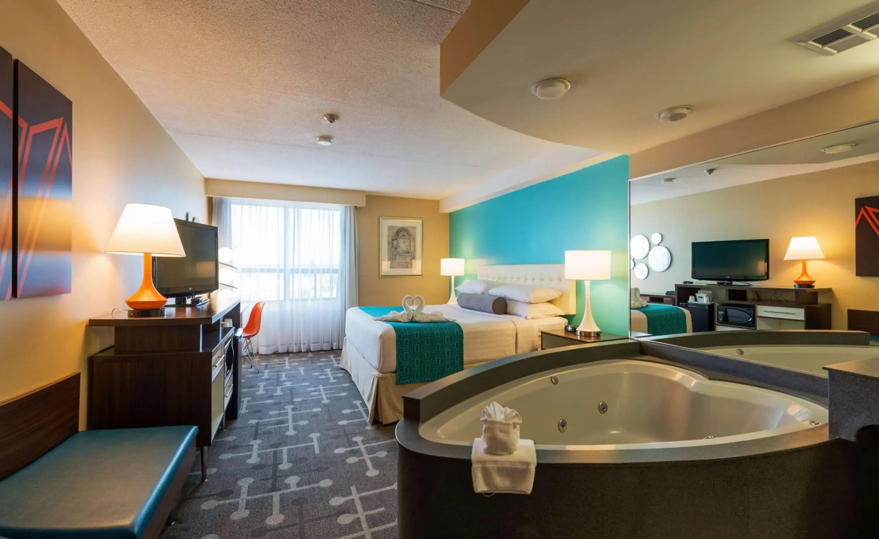 Deluxe King Room with Hot Tub - Non-Smoking in Howard Johnson Plaza by Wyndham by the Falls Niagara Falls Deluxe King Room with Hot Tub - Non-Smoking in Howard Johnson Plaza by Wyndham by the Falls Niagara Falls
