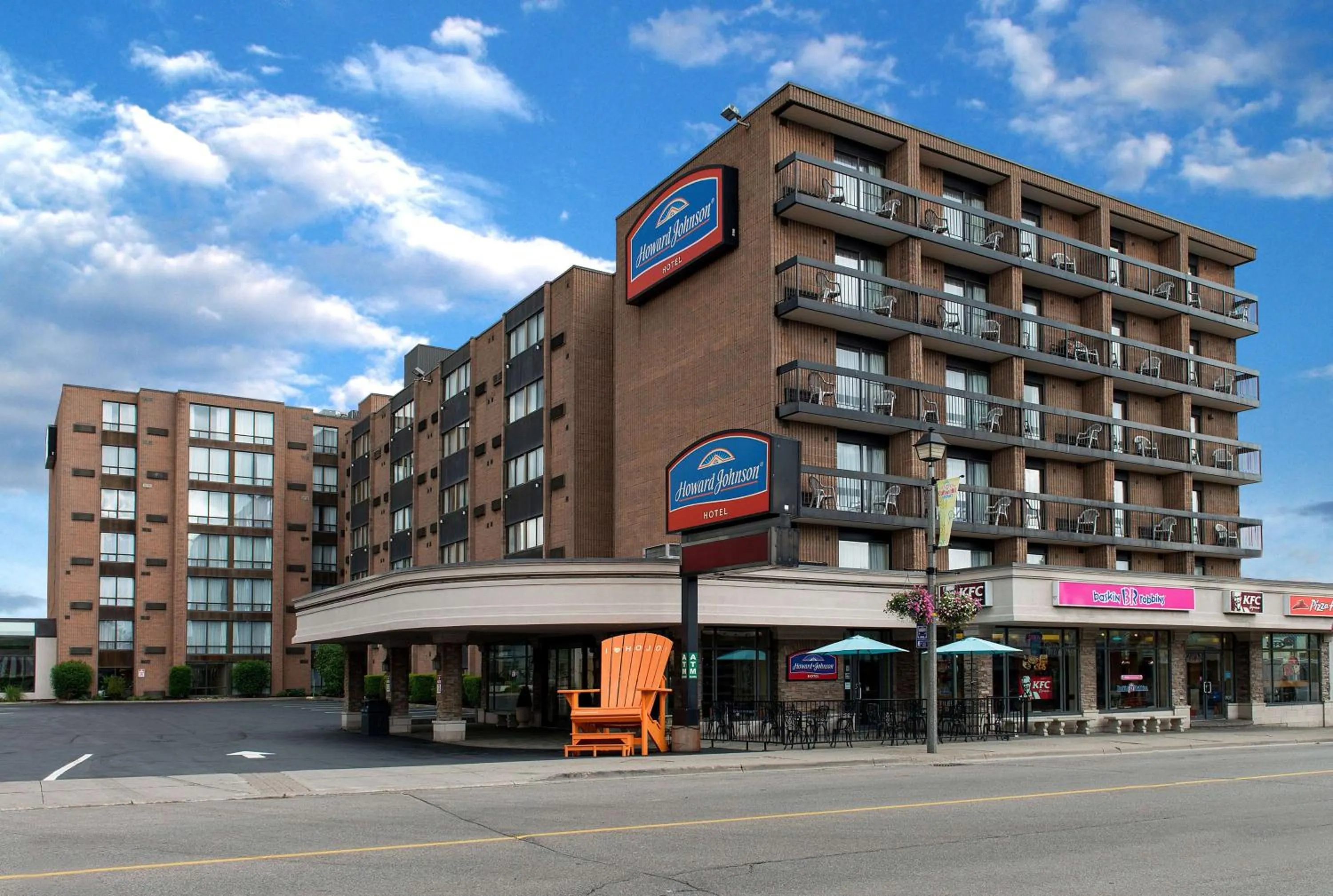 Property building in Howard Johnson Plaza by Wyndham by the Falls Niagara Falls