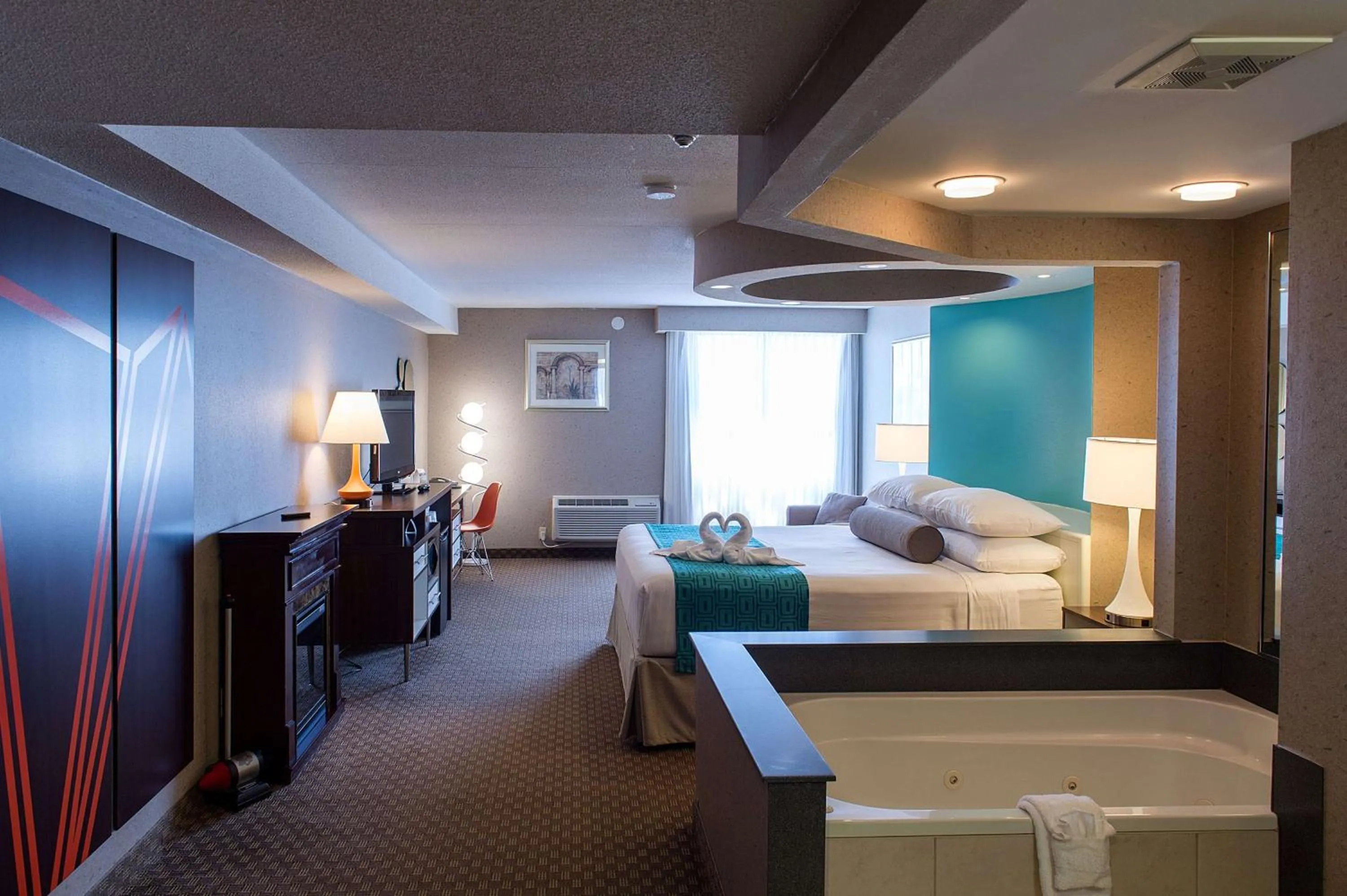 Photo of the whole room, Bed in Howard Johnson Plaza by Wyndham by the Falls Niagara Falls