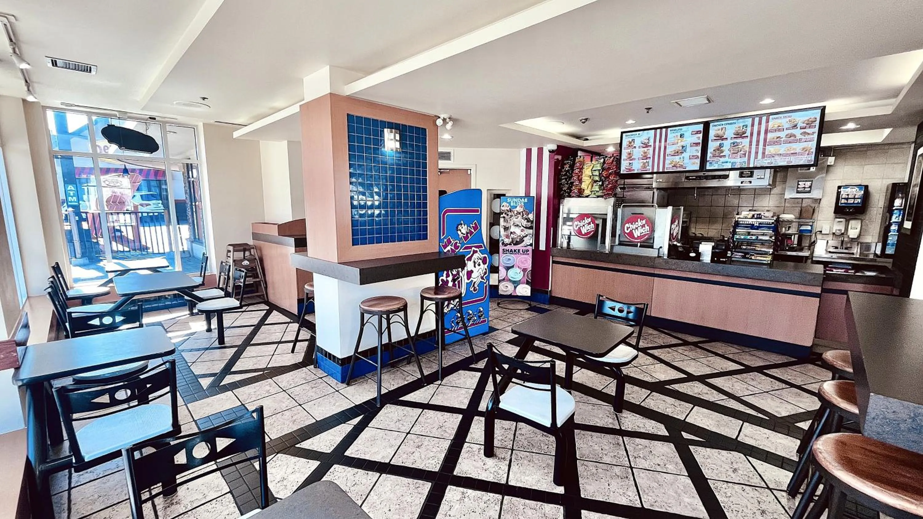 Restaurant/places to eat in Howard Johnson Plaza by Wyndham by the Falls Niagara Falls