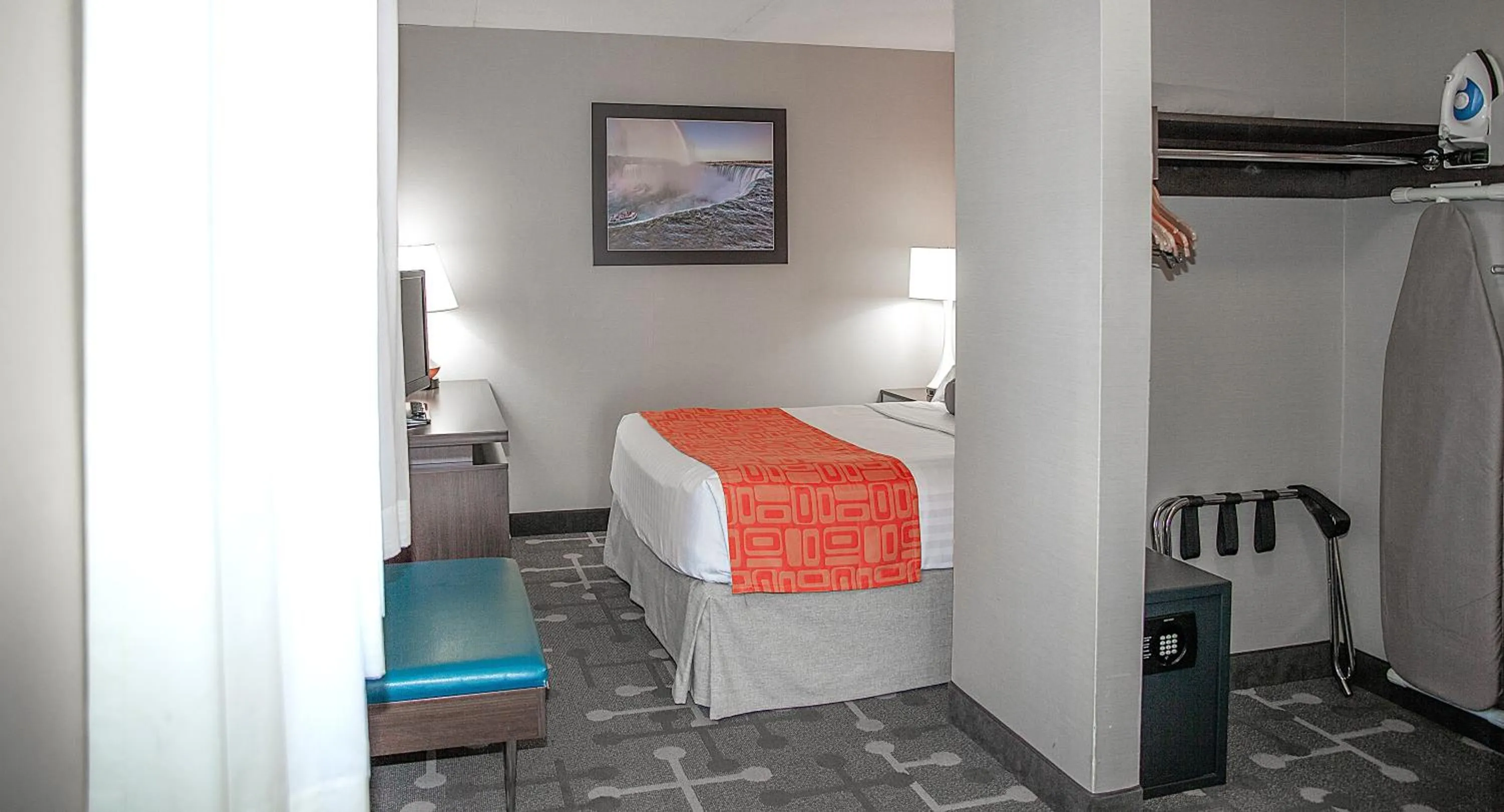 Bedroom, Bed in Howard Johnson Plaza by Wyndham by the Falls Niagara Falls