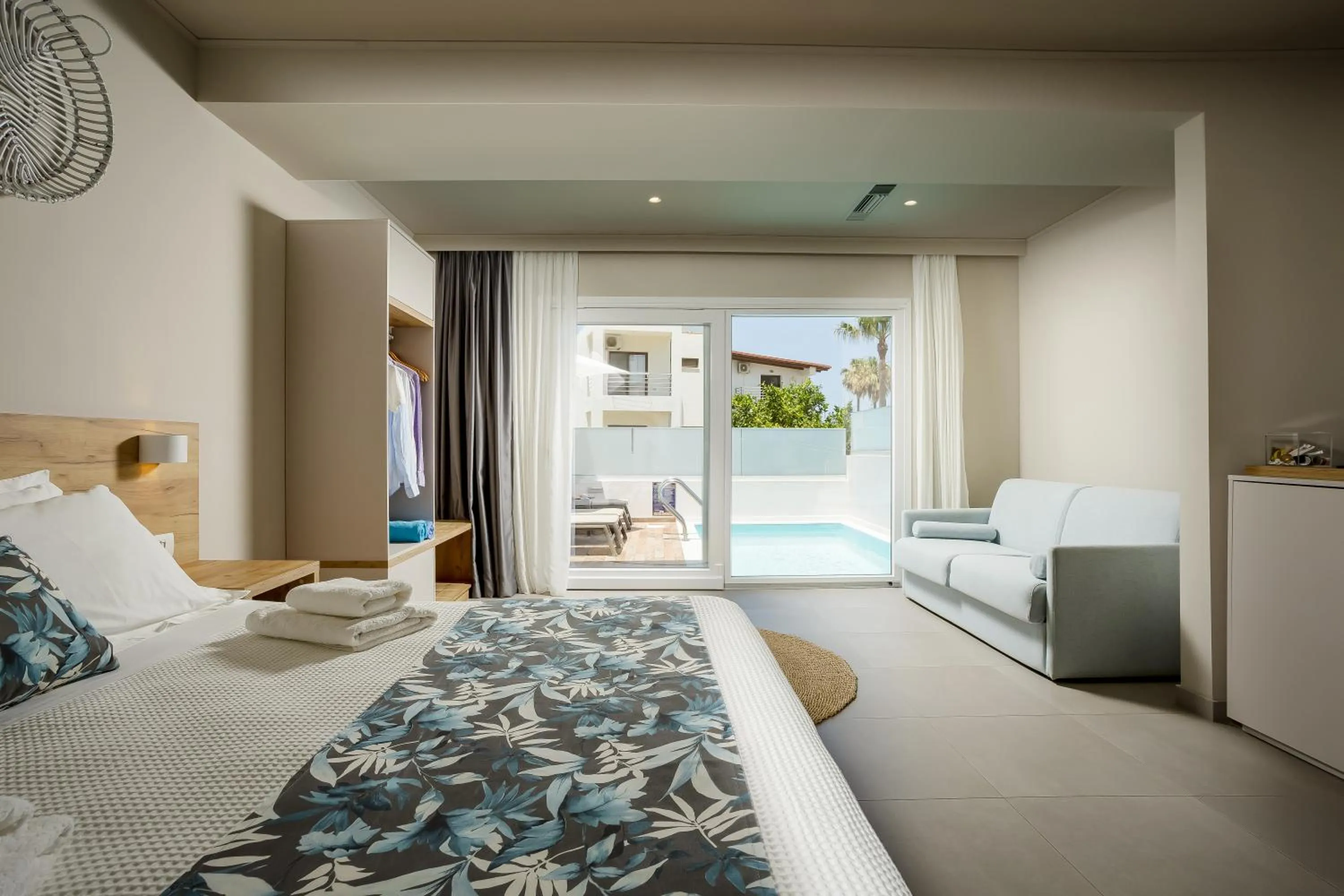 Day, Bed in Sarpidon Suites