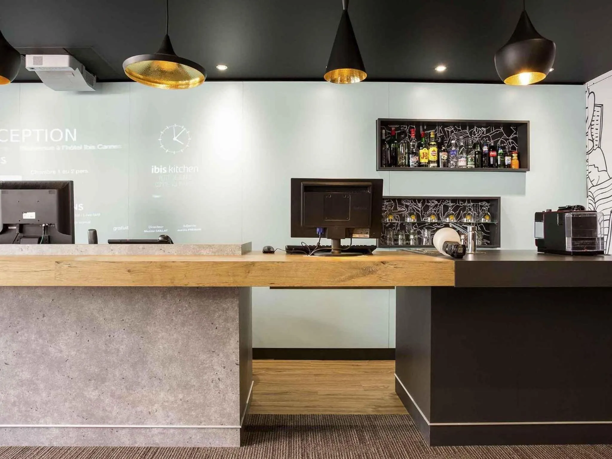 Lounge or bar in ibis Cannes Centre