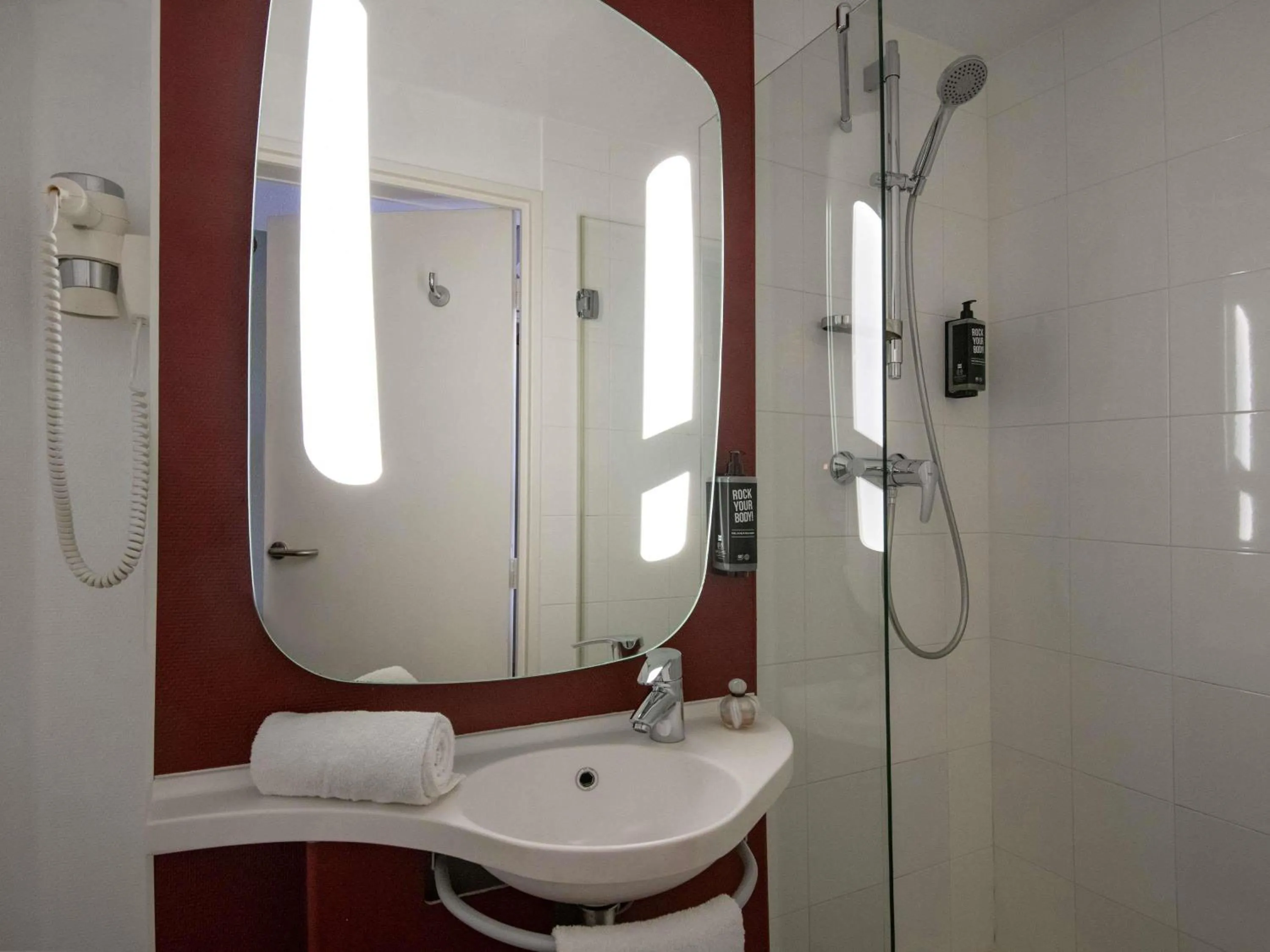 Bedroom in ibis Cannes Centre