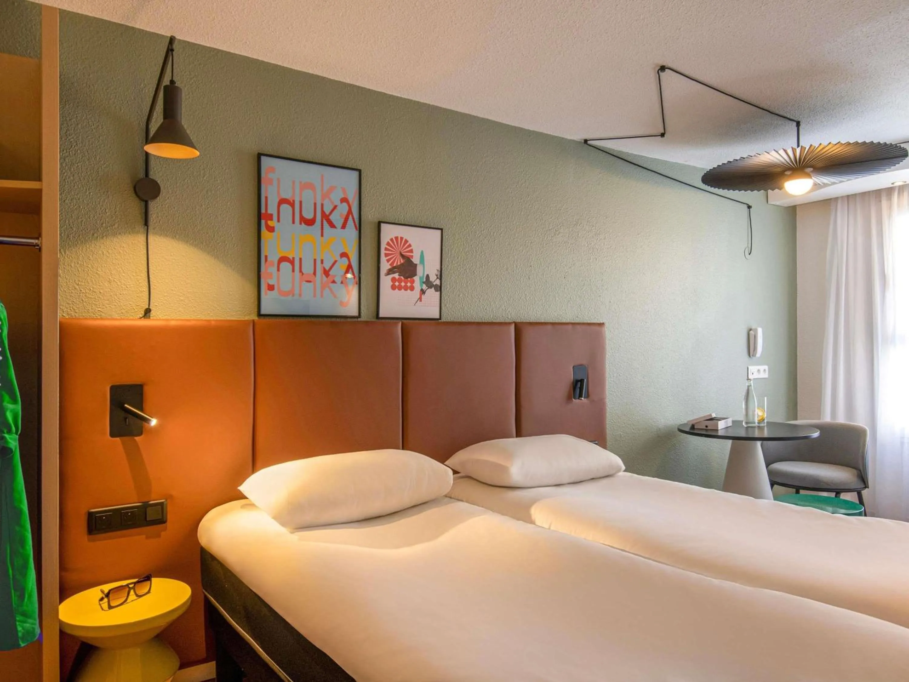 Property building, Bed in ibis Cannes Centre