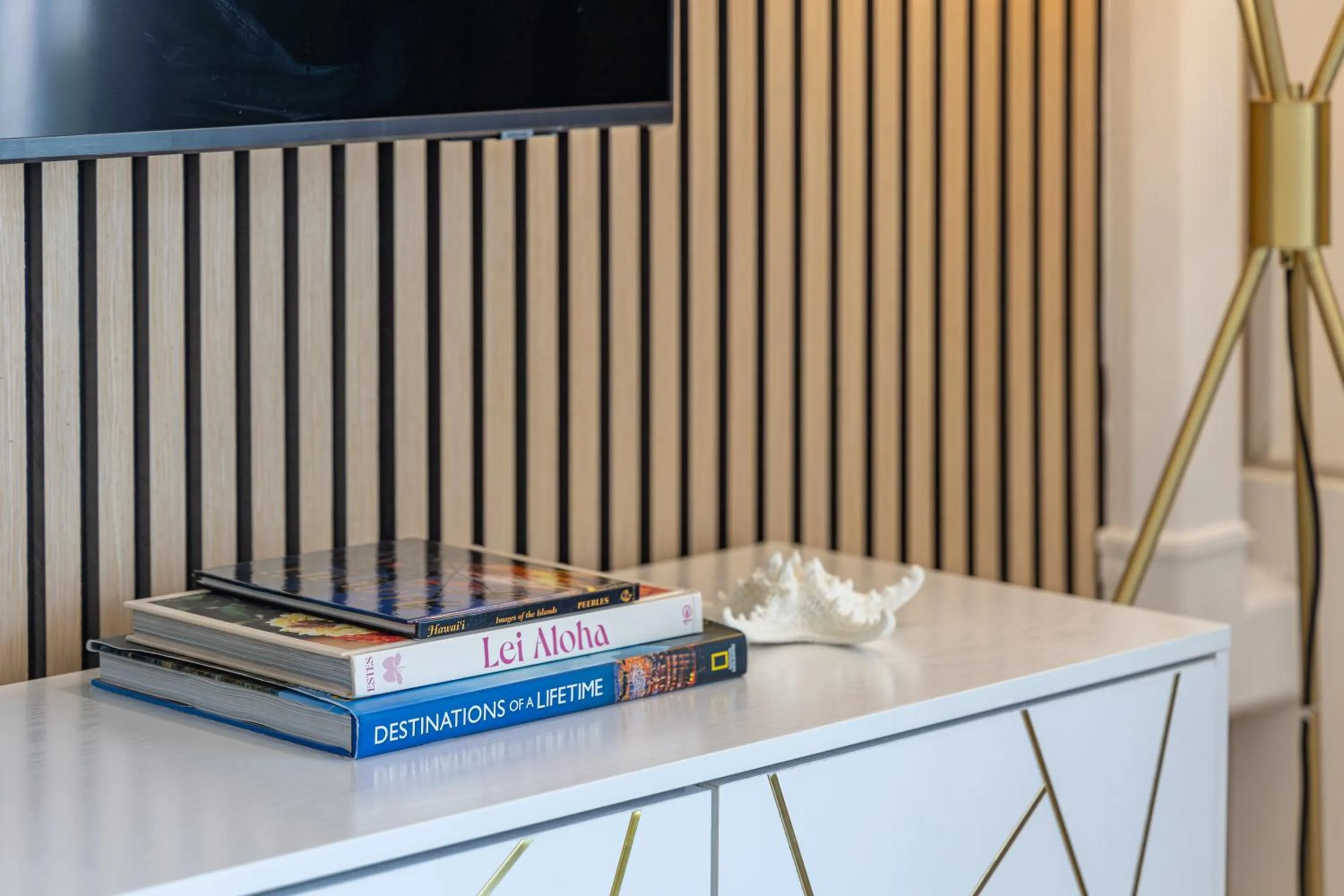 Library in Steps to Waikiki Beach! Newly Renovated with 75" TV