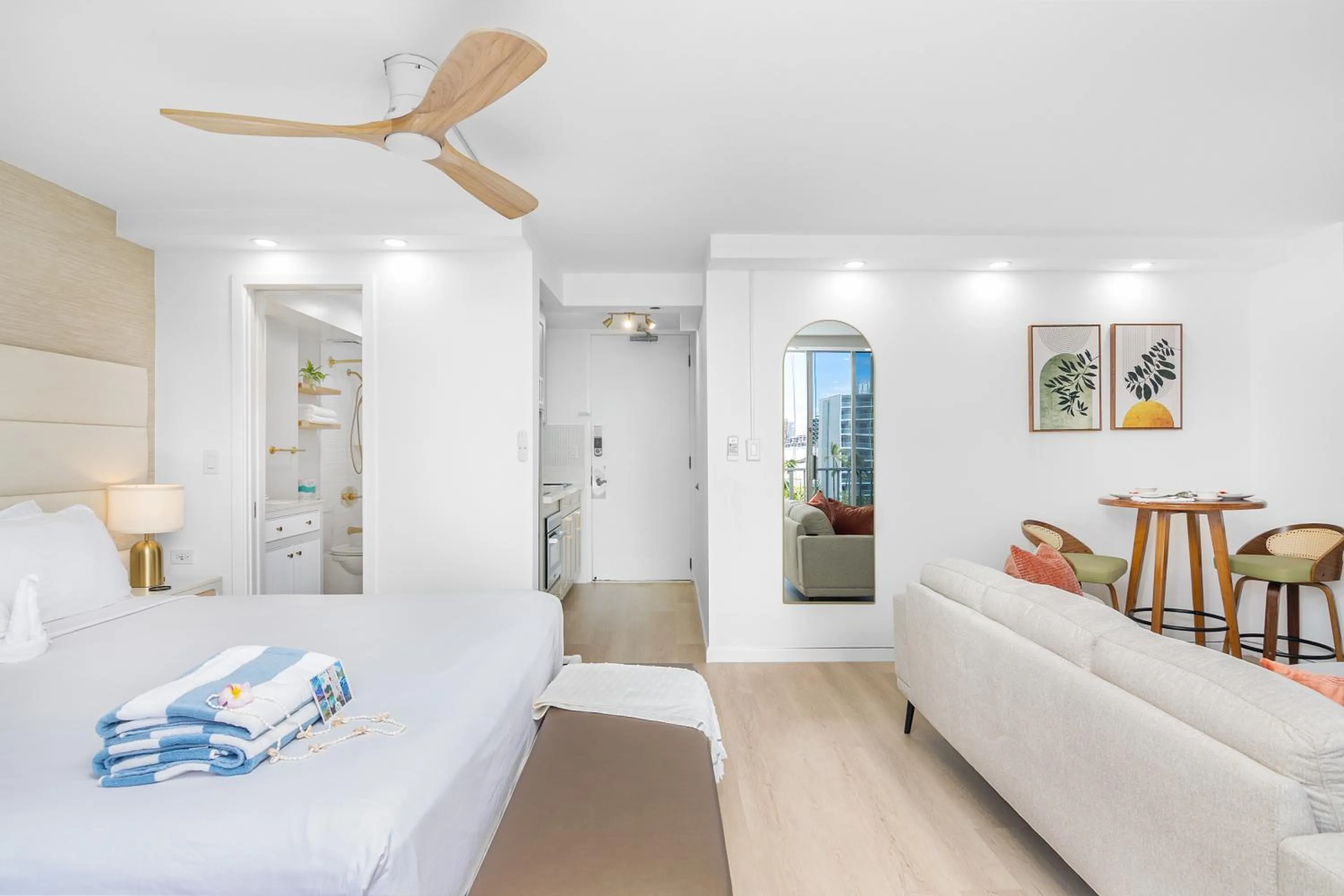 Bed in Steps to Waikiki Beach! Newly Renovated with 75" TV