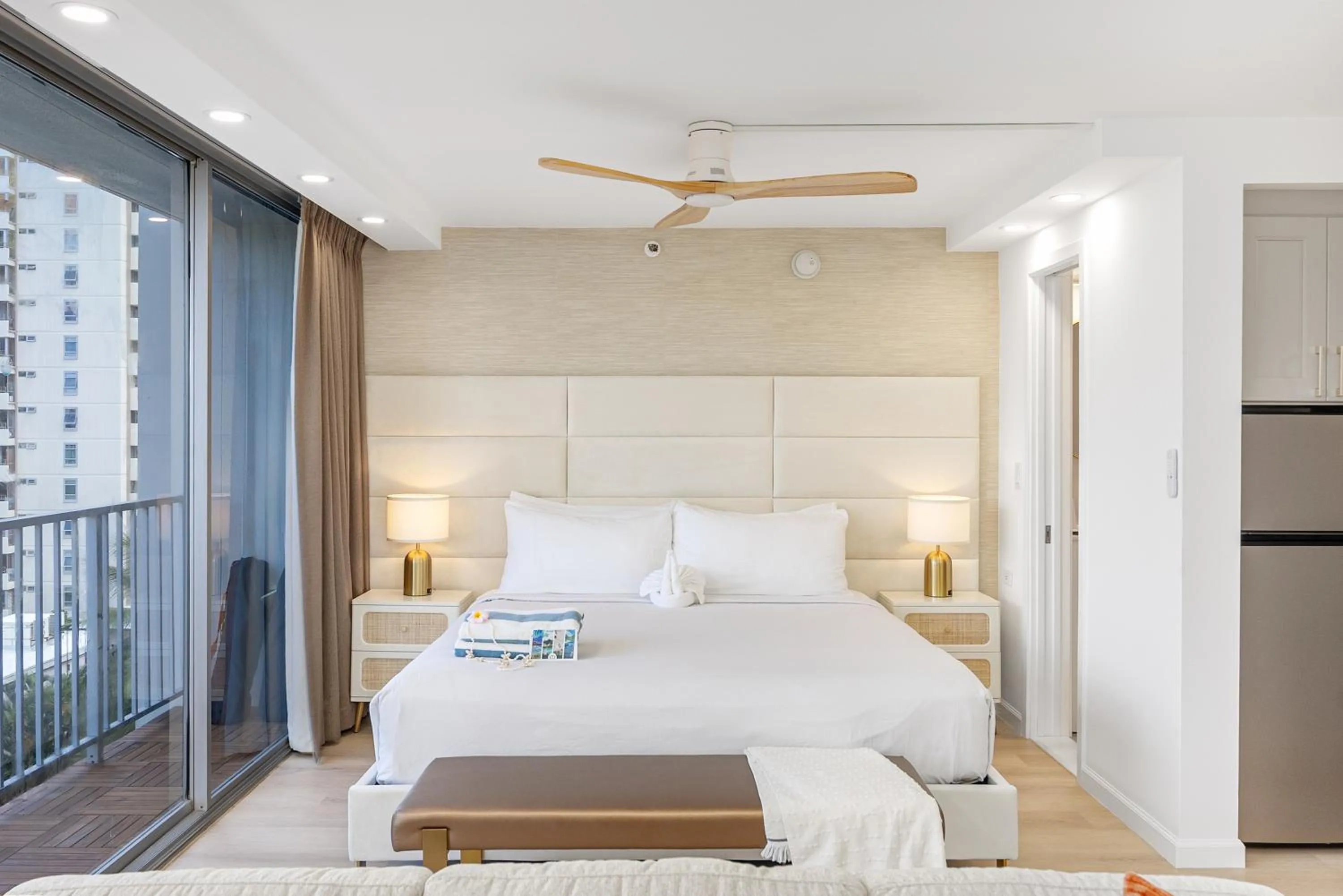 Bed in Steps to Waikiki Beach! Newly Renovated with 75" TV