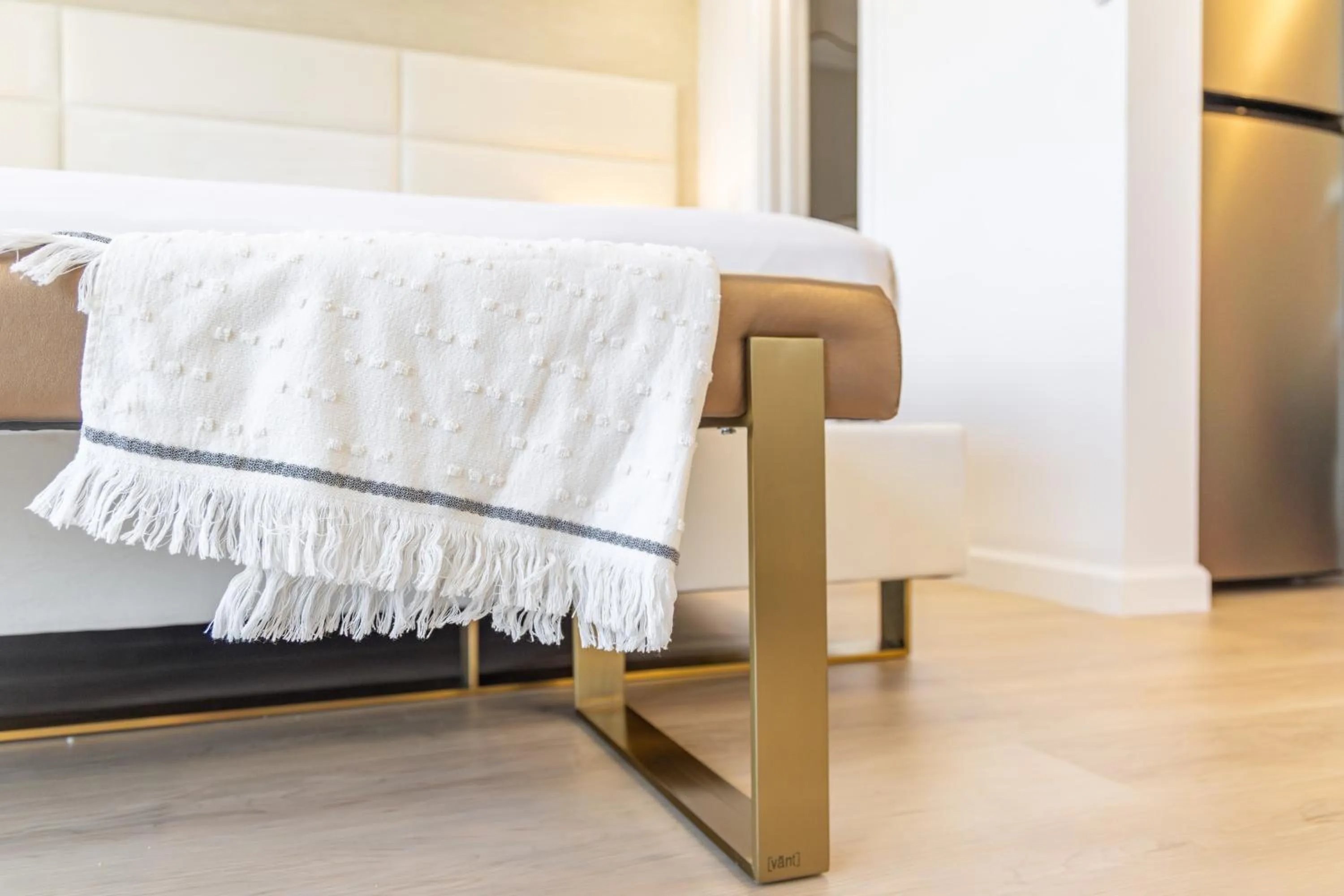 Bed in Steps to Waikiki Beach! Newly Renovated with 75" TV