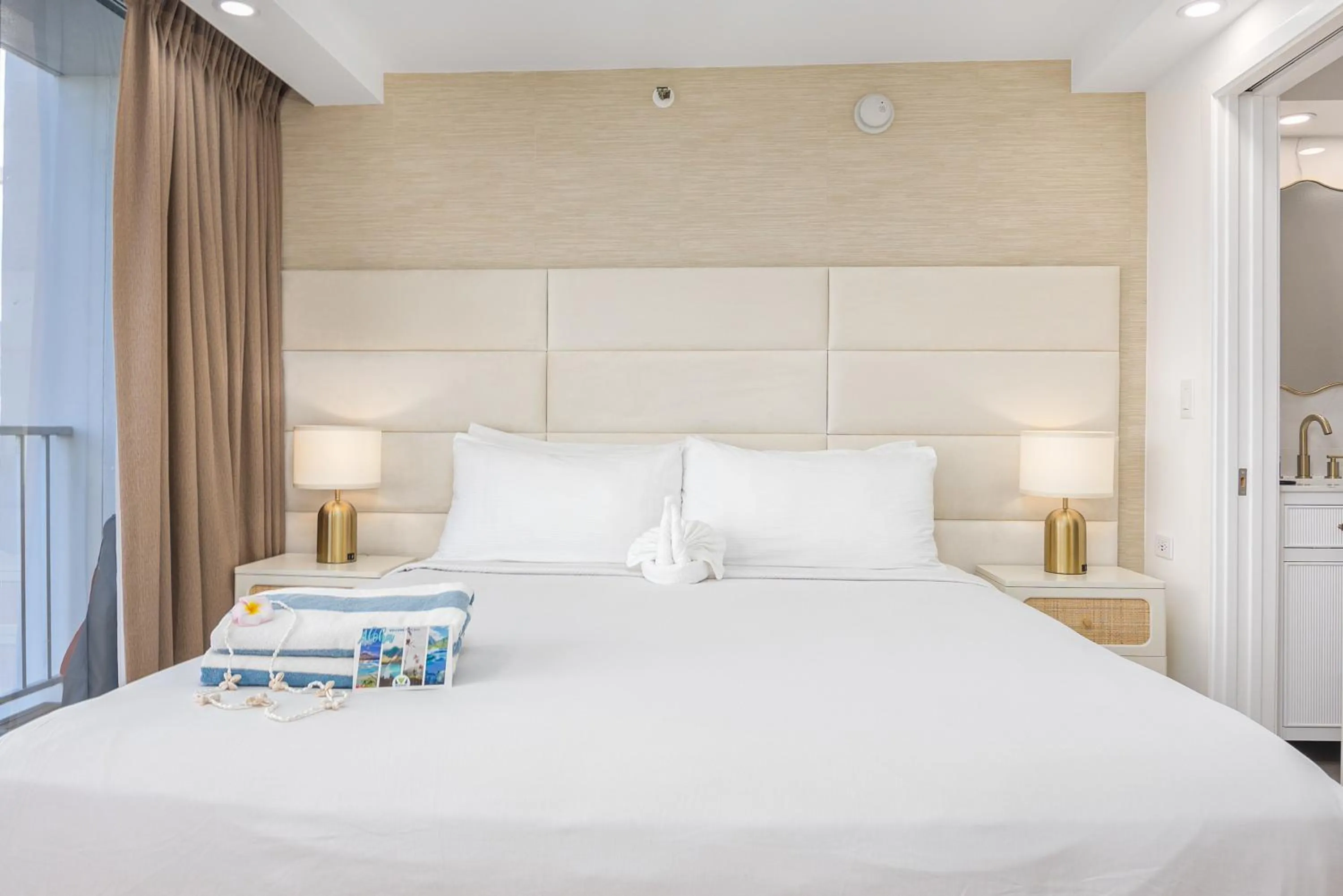 Bed in Steps to Waikiki Beach! Newly Renovated with 75" TV