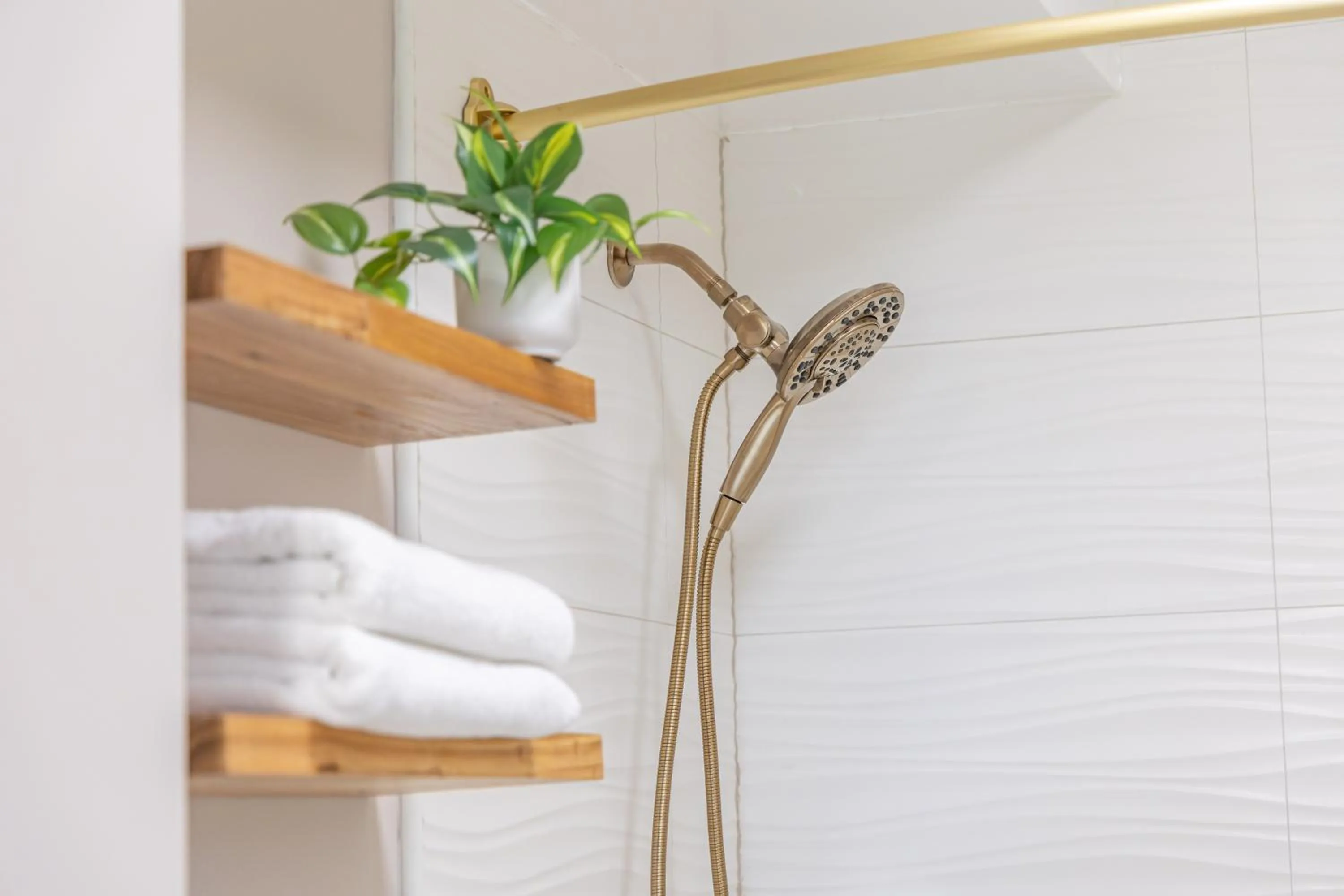 Shower in Steps to Waikiki Beach! Newly Renovated with 75" TV