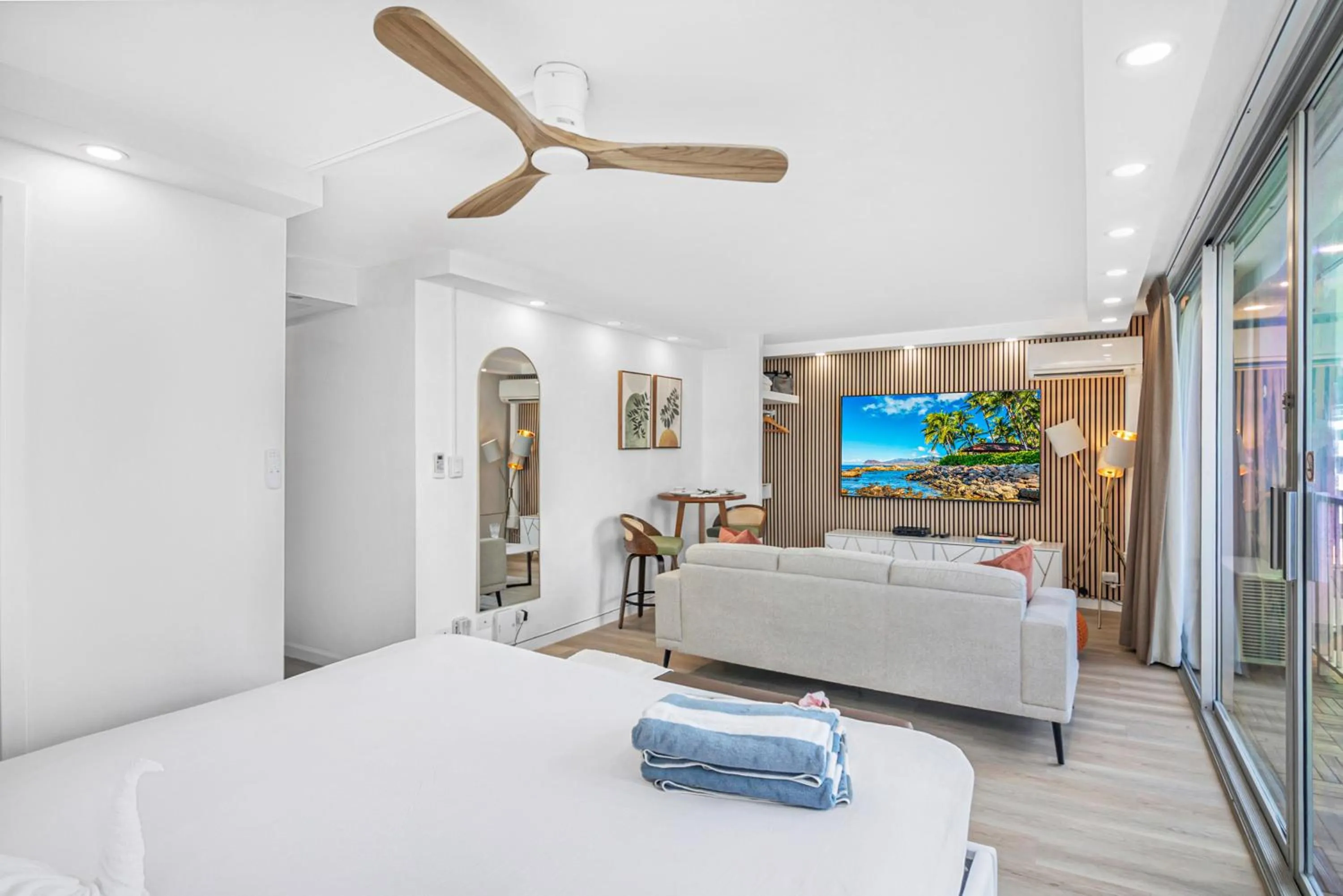 Bed in Steps to Waikiki Beach! Newly Renovated with 75" TV