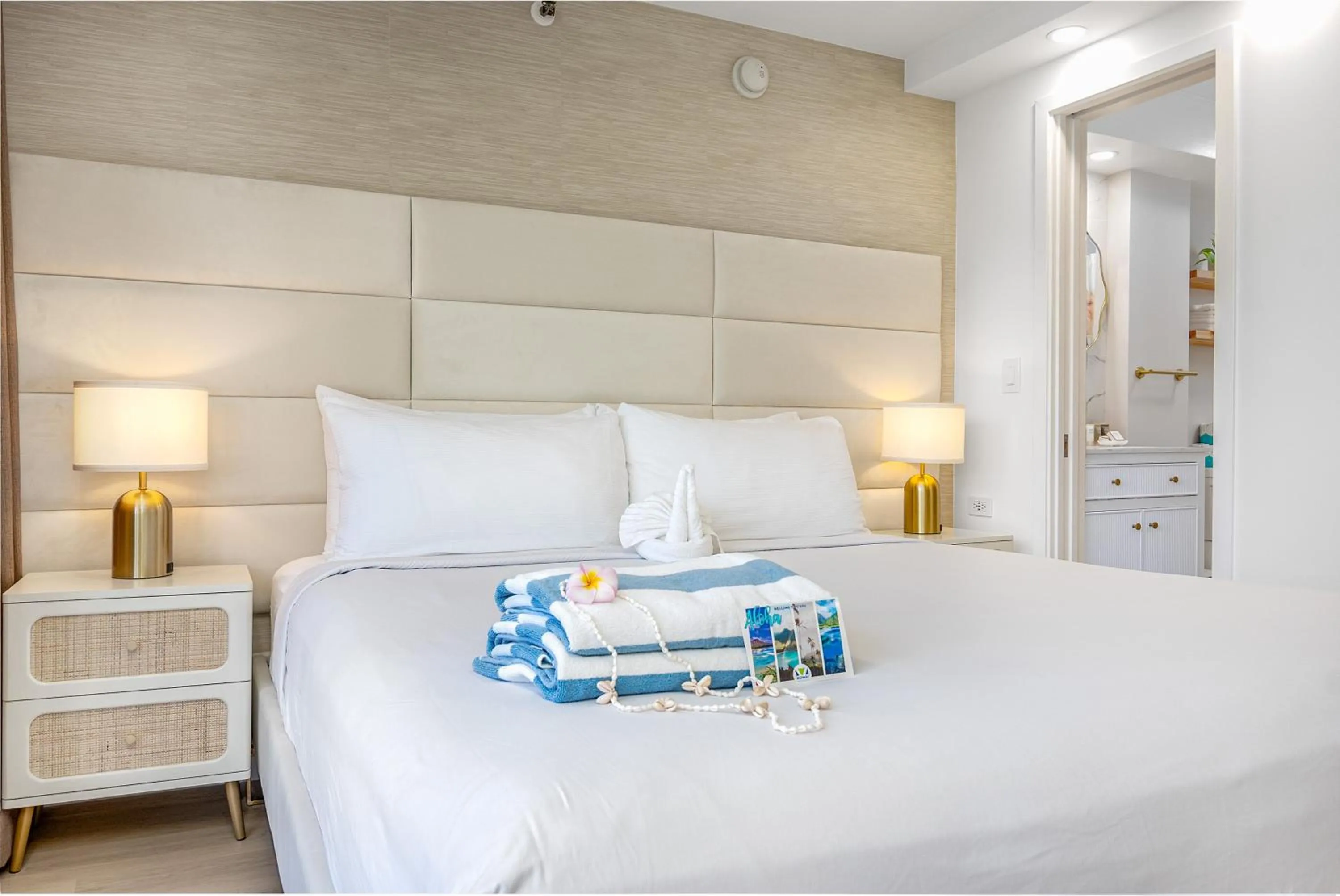 Bed in Steps to Waikiki Beach! Newly Renovated with 75" TV