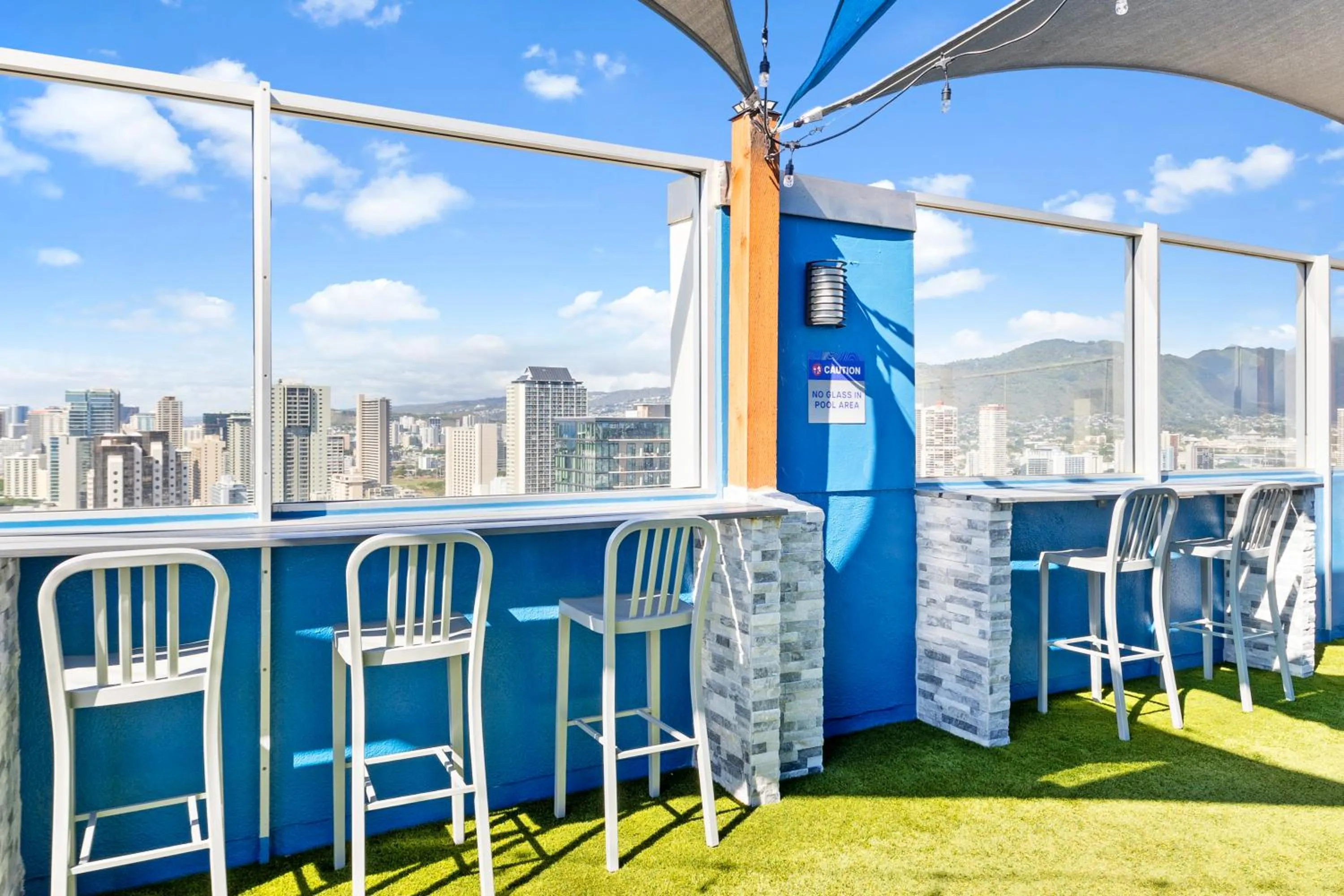 Day in Steps to Waikiki Beach! Newly Renovated with 75" TV