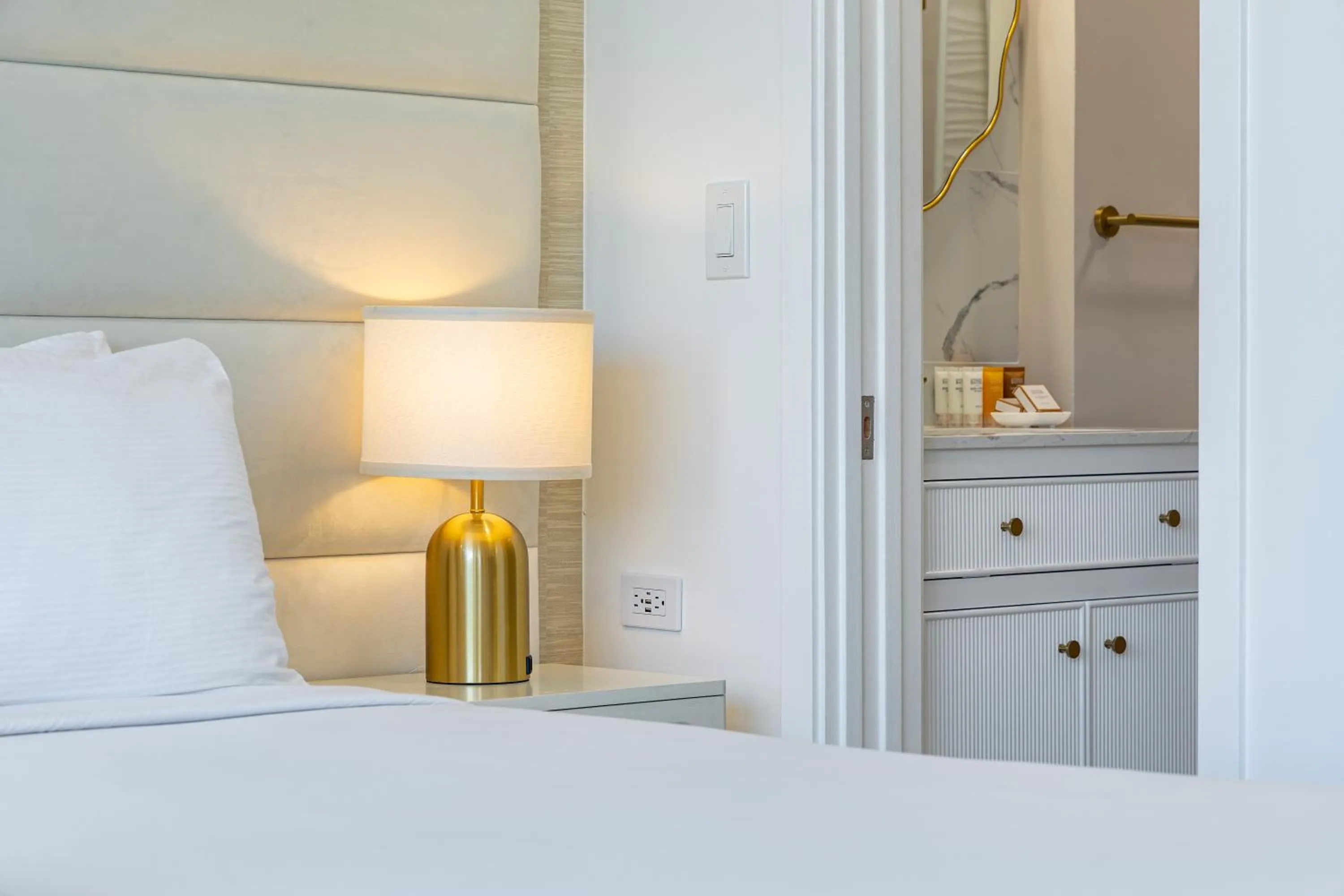 Bed in Steps to Waikiki Beach! Newly Renovated with 75" TV