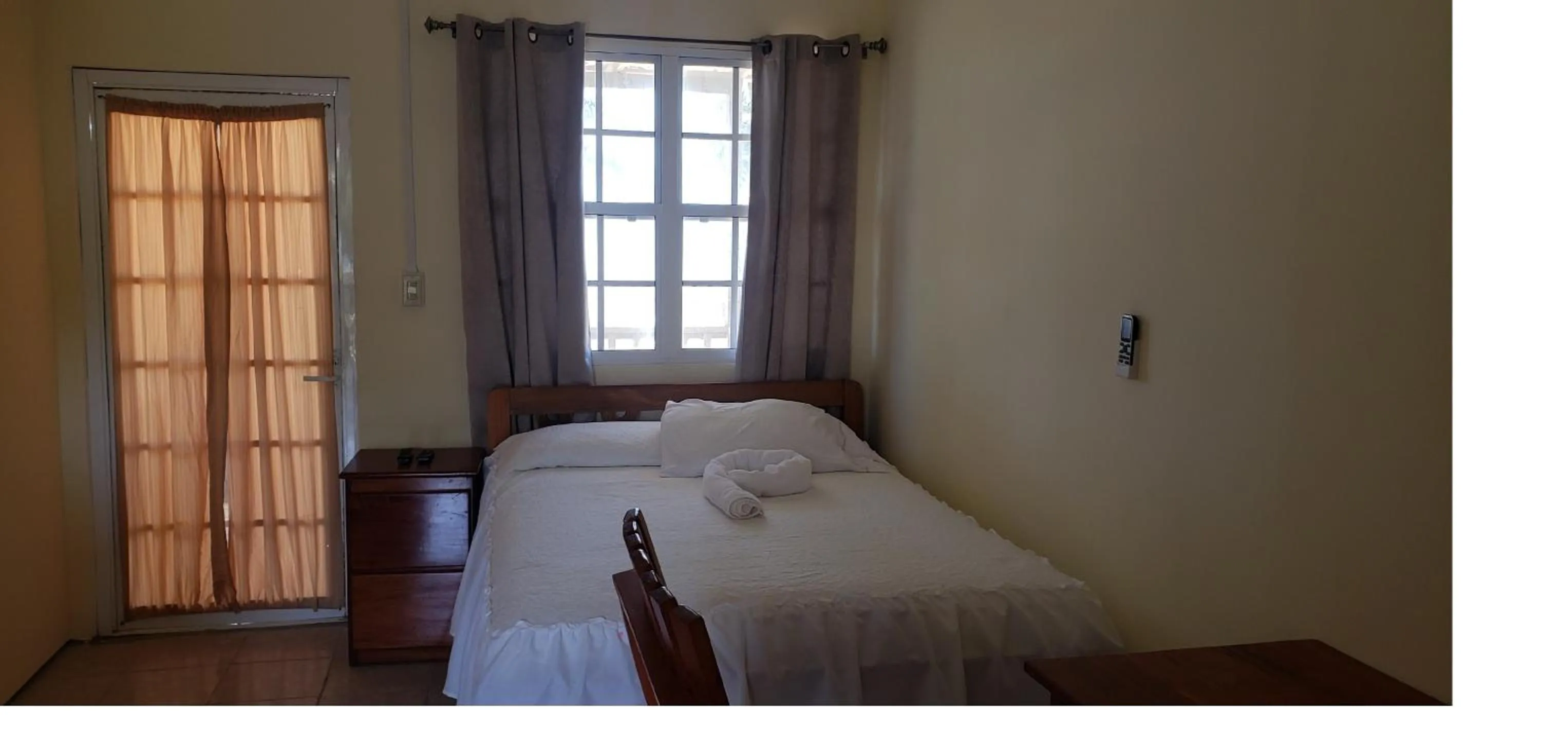 Bedroom, Bed in Pal's on the beach - Dangriga, Belize