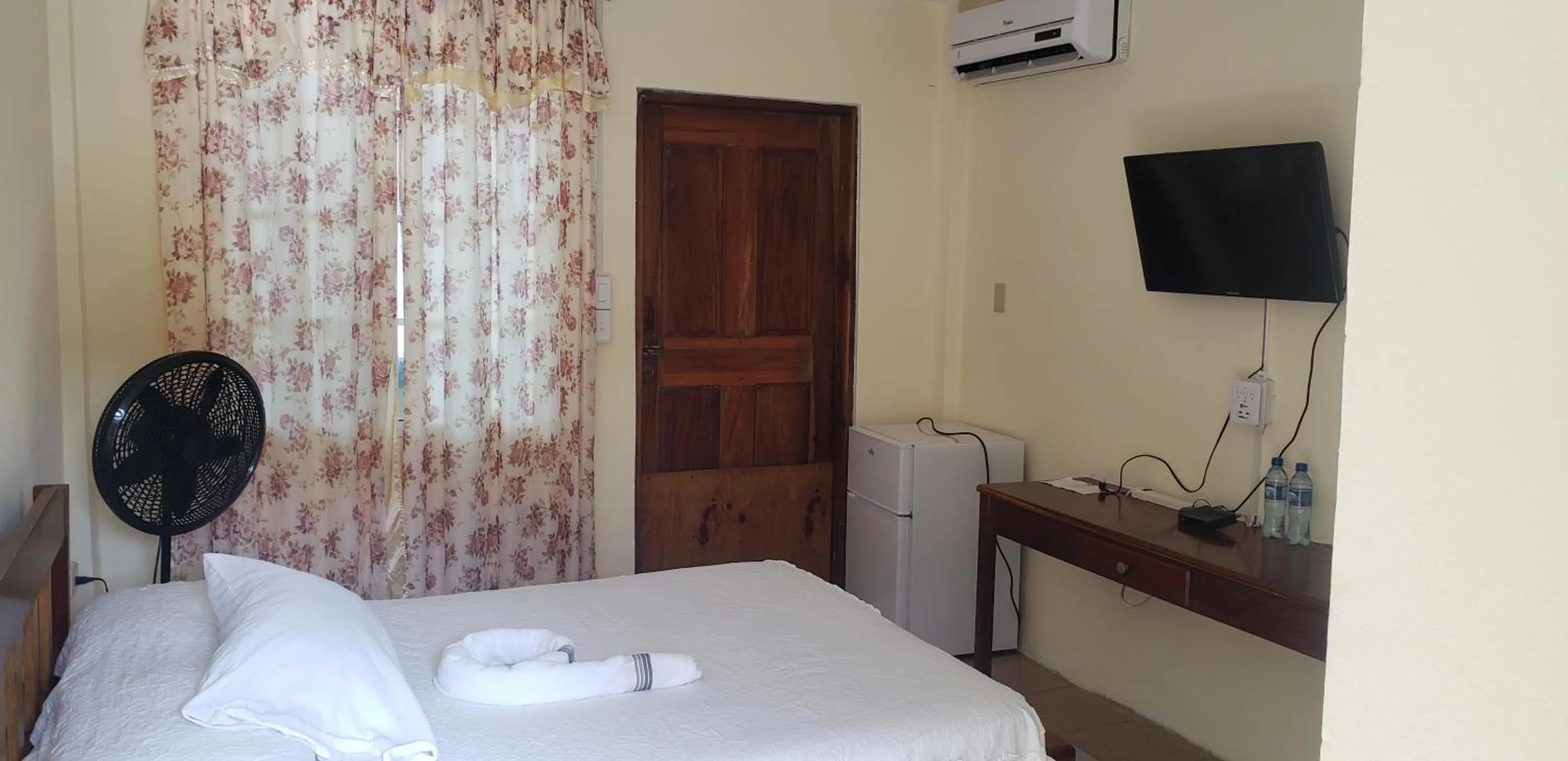 View (from property/room), Bed in Pal's on the beach - Dangriga, Belize