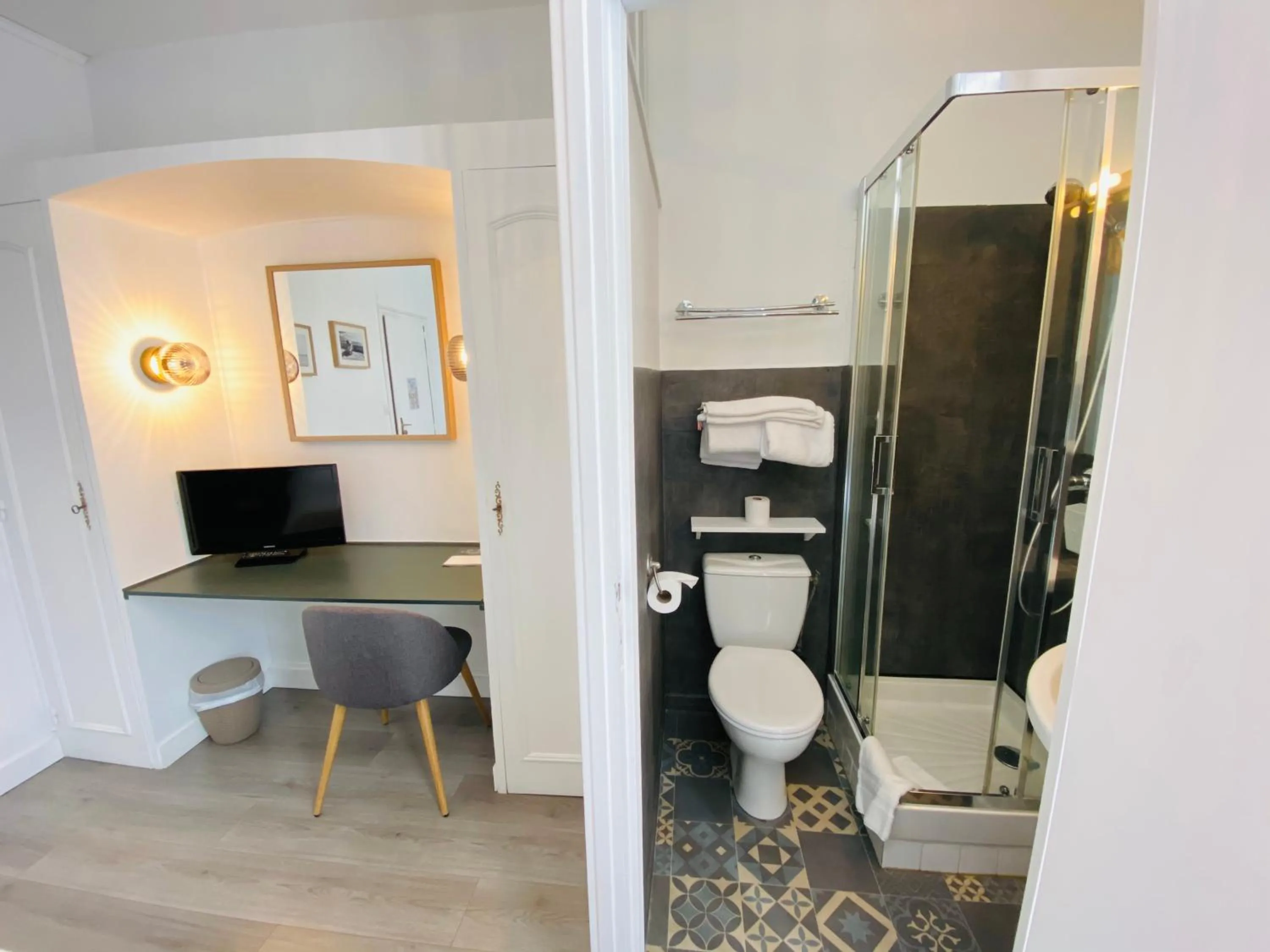 Bathroom in Hotel Saint-Michel