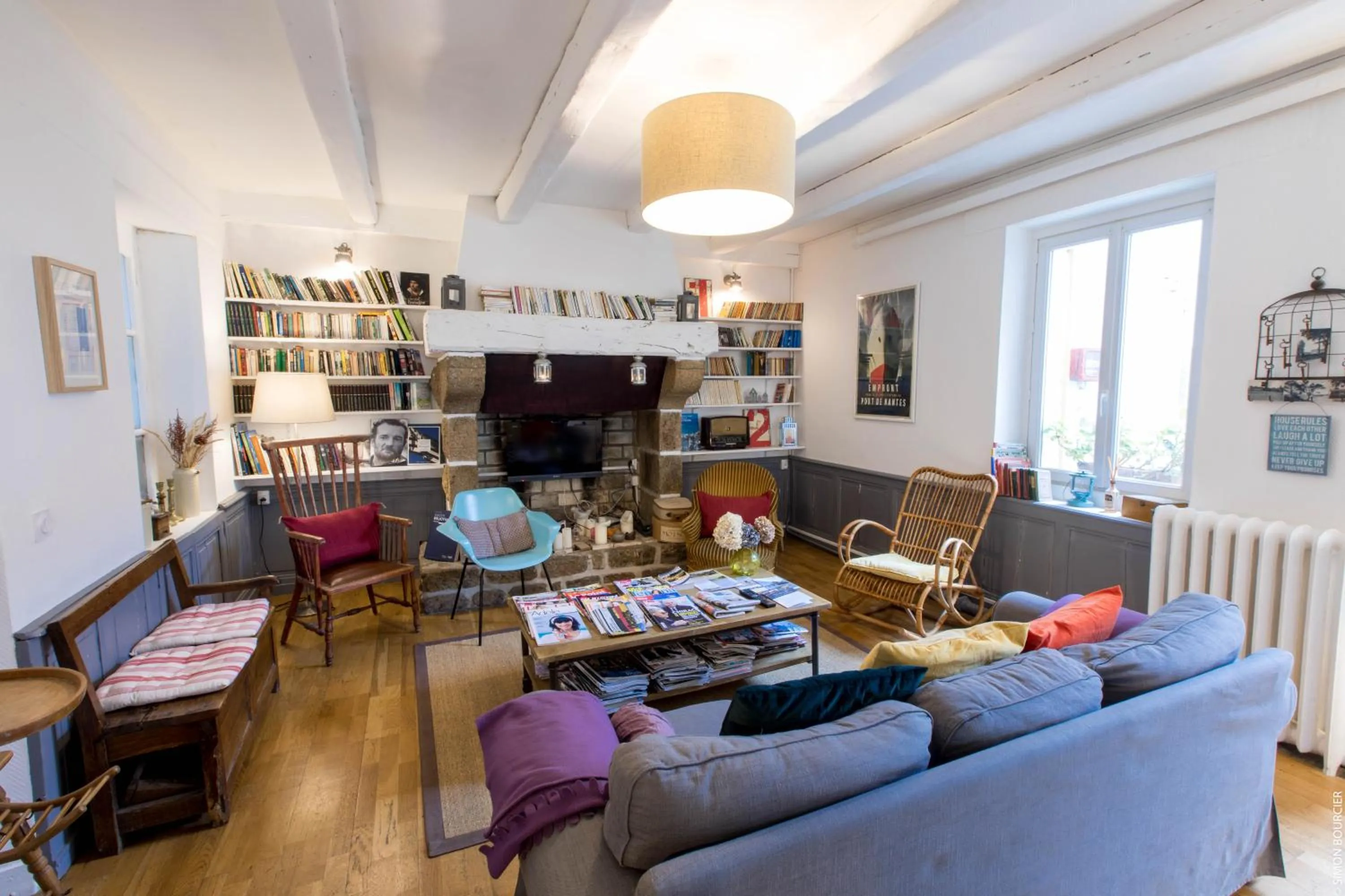 Communal lounge/ TV room in Hotel Saint-Michel