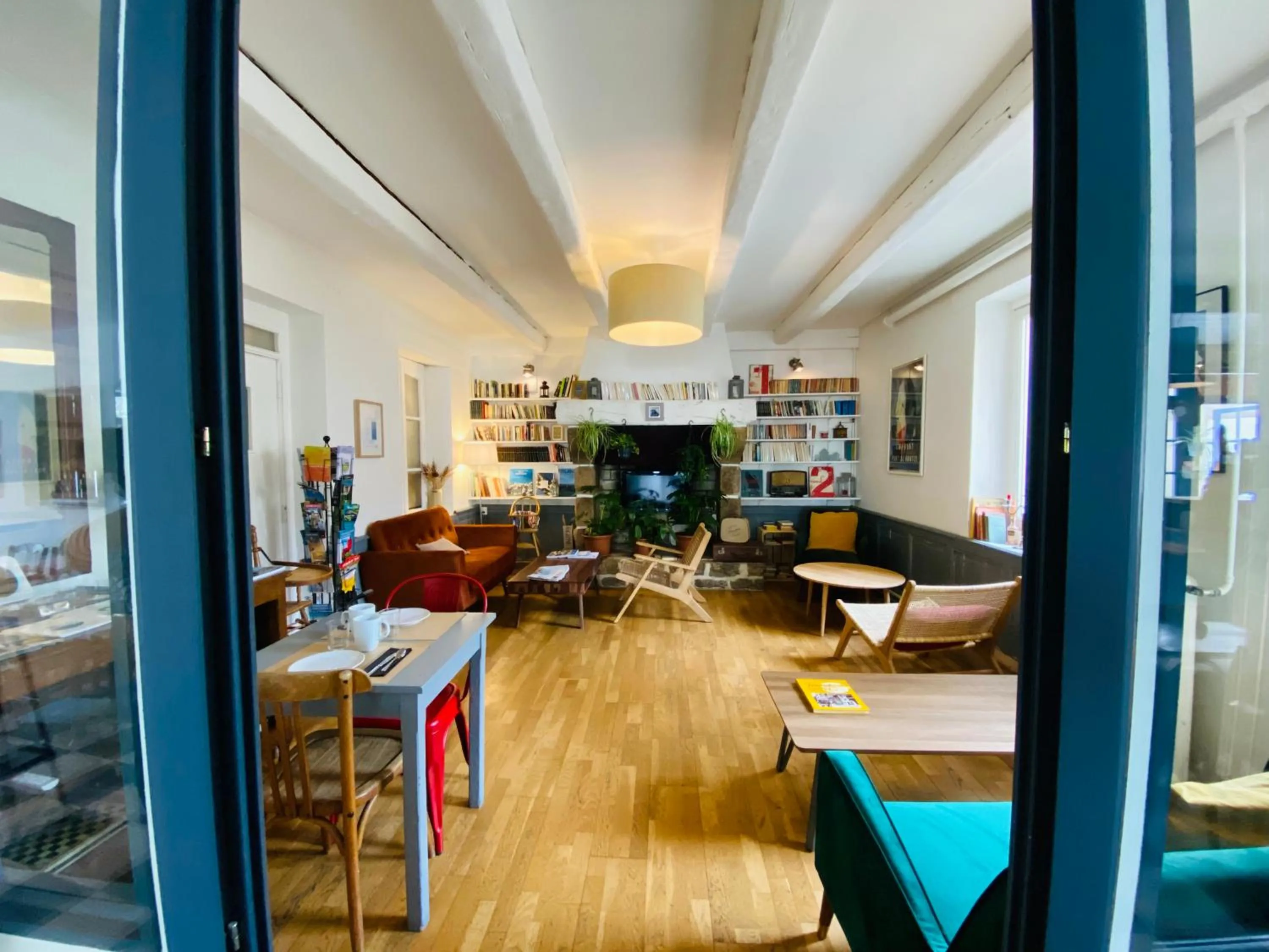 Communal lounge/ TV room in Hotel Saint-Michel