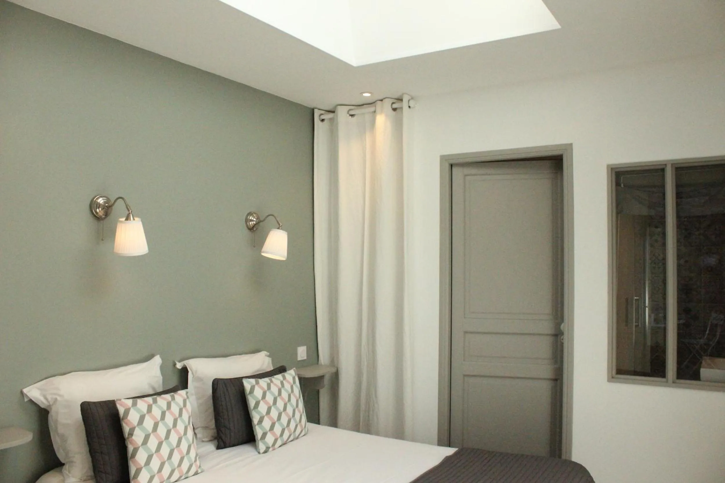 Bedroom, Bed in Hotel Saint-Michel