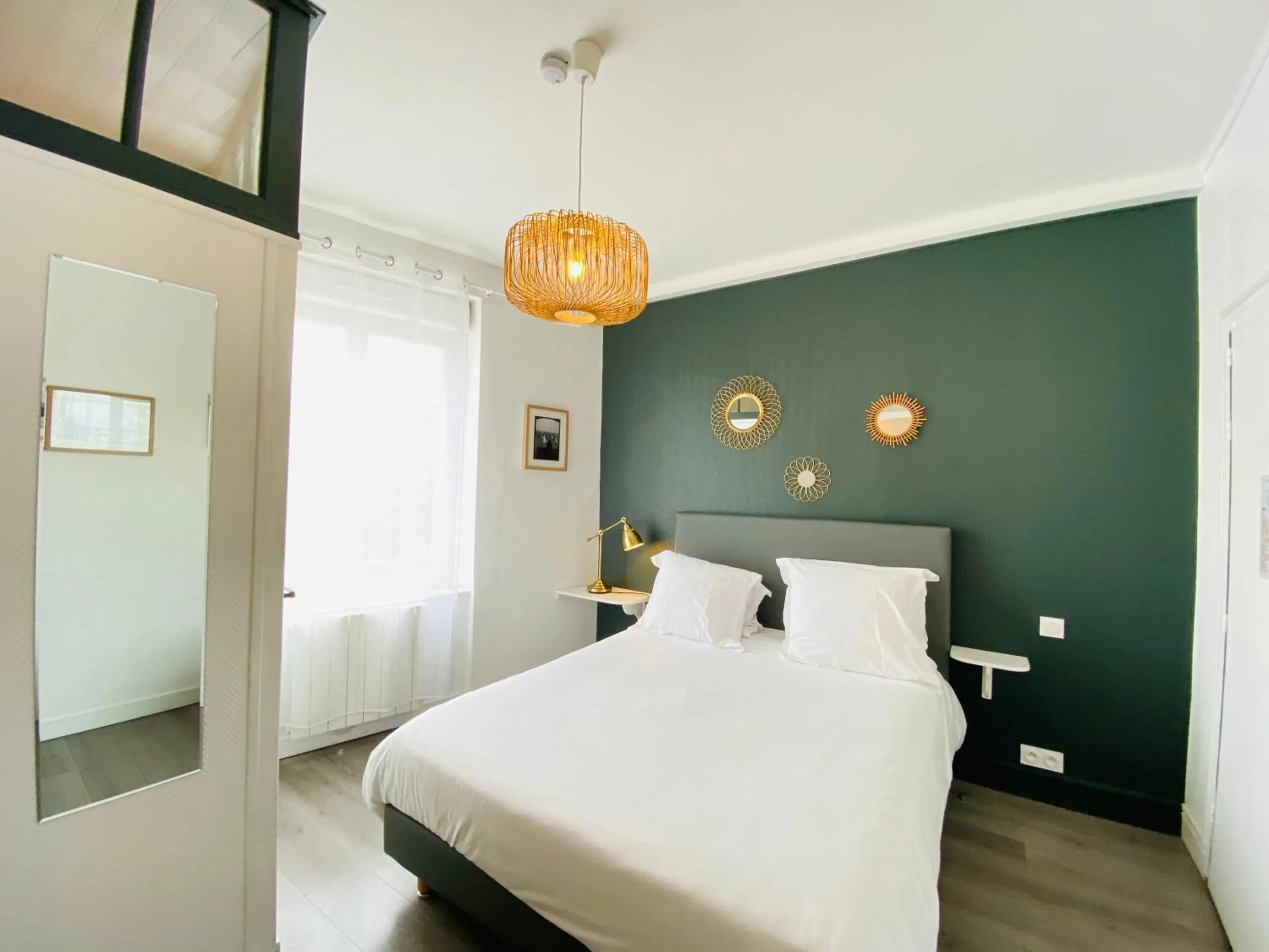 Bedroom, Bed in Hotel Saint-Michel