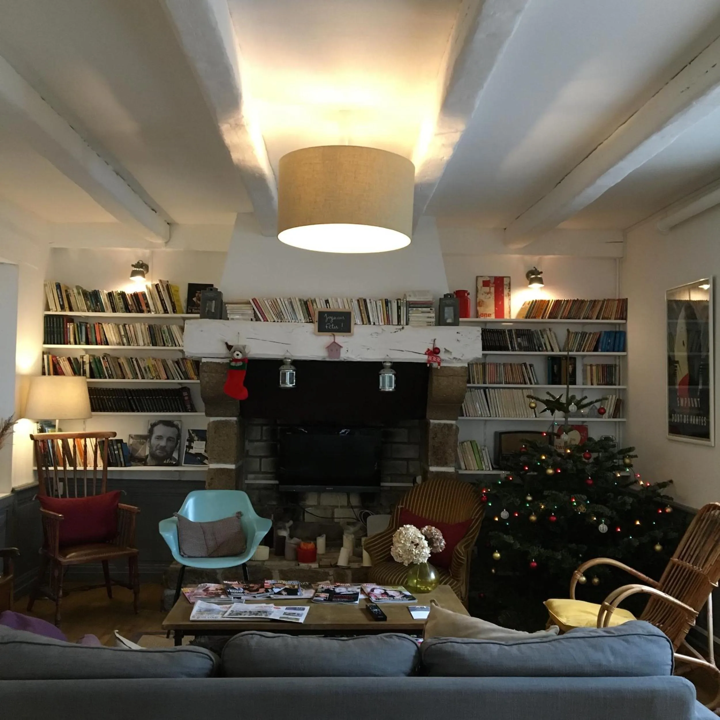 Communal lounge/ TV room in Hotel Saint-Michel
