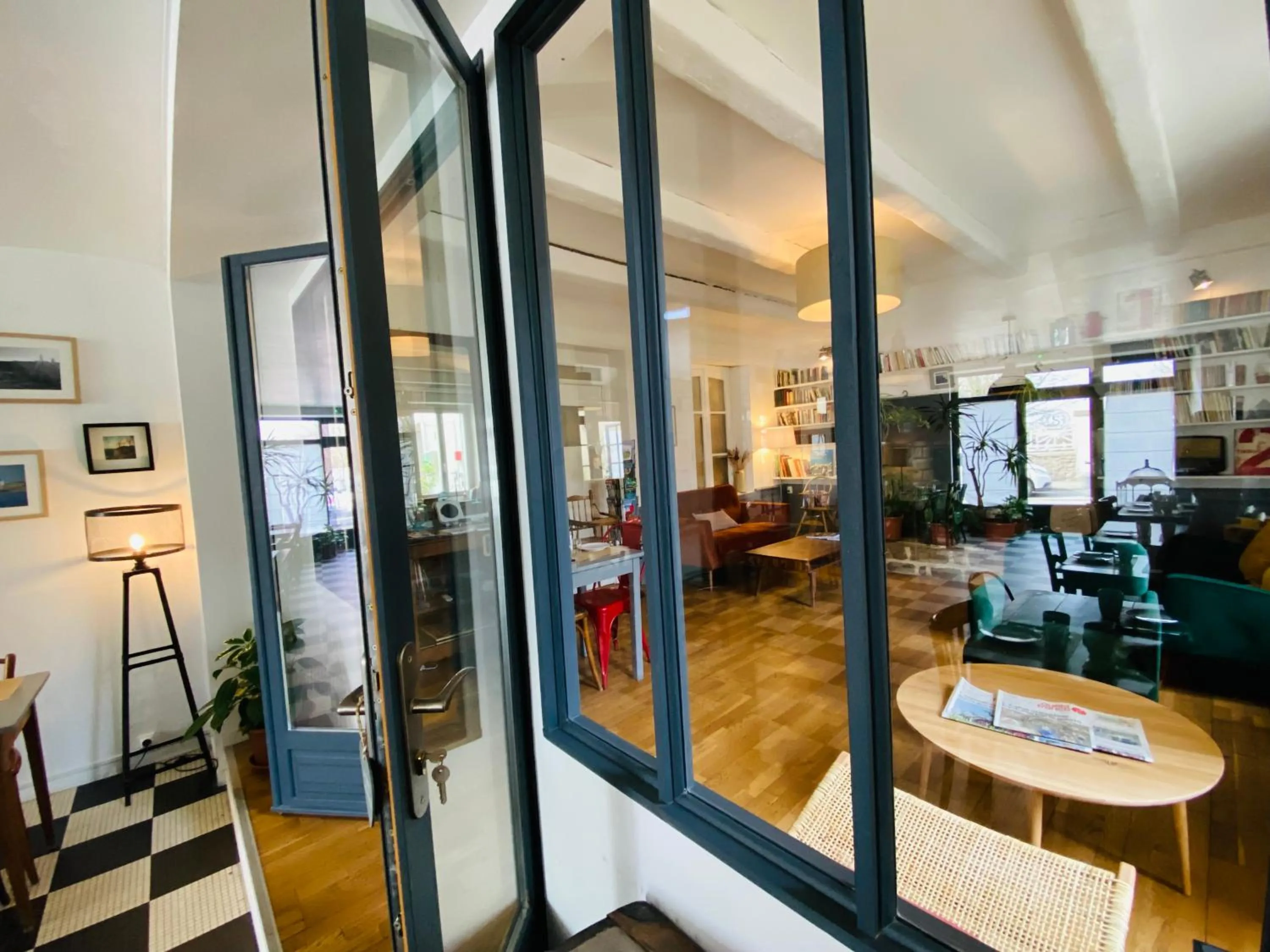 Communal lounge/ TV room in Hotel Saint-Michel