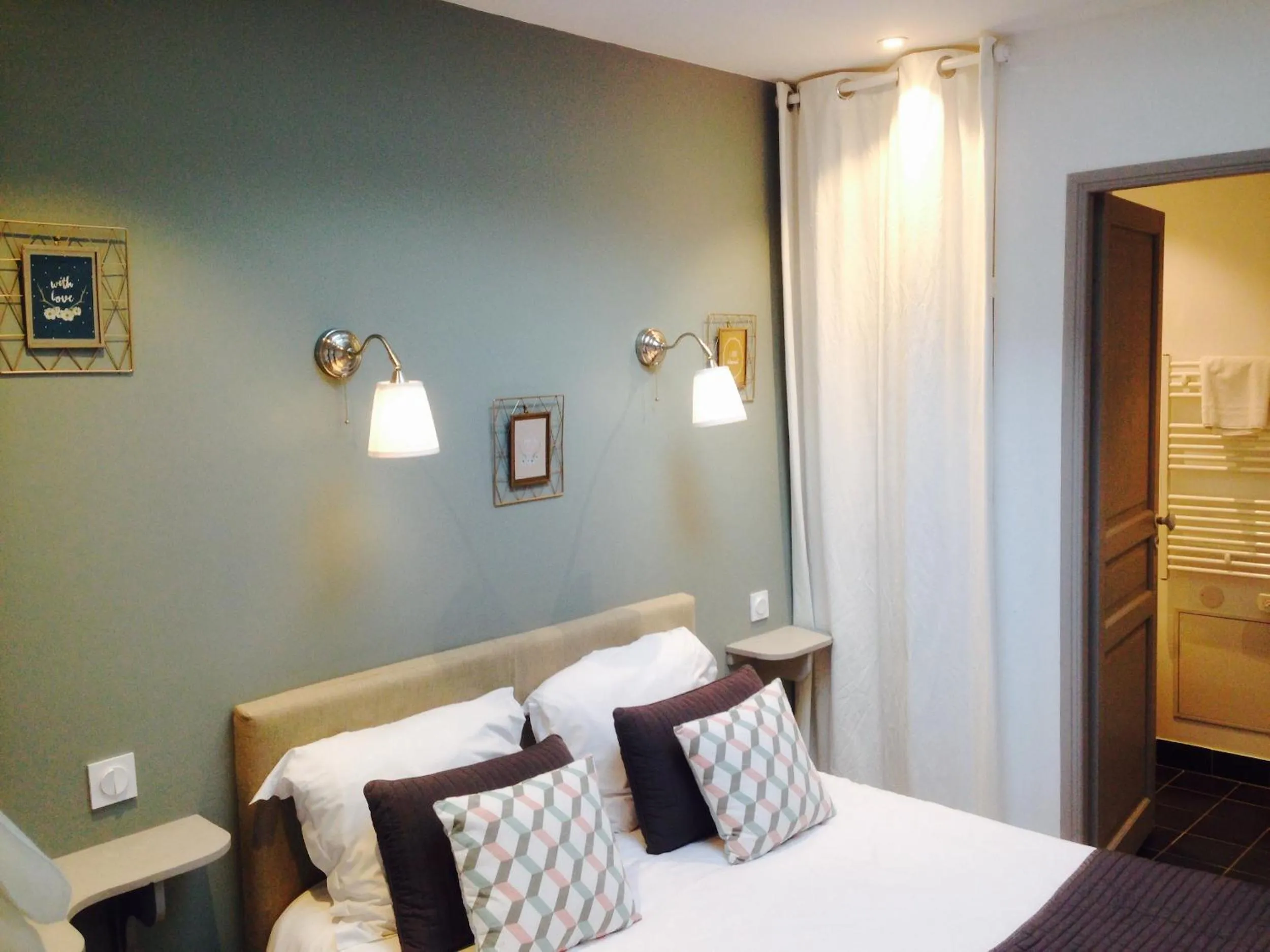 Bedroom, Bed in Hotel Saint-Michel