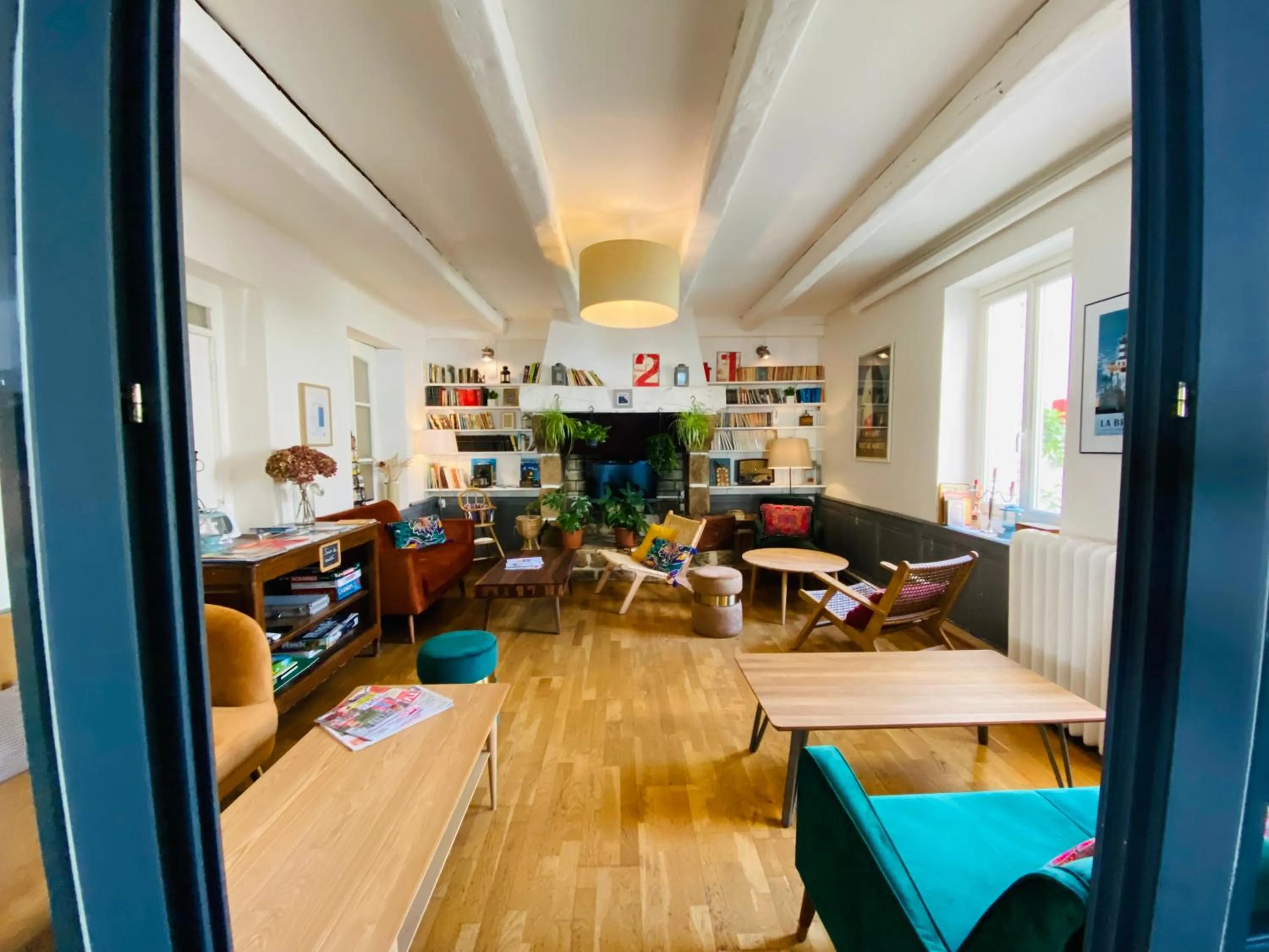 Communal lounge/ TV room in Hotel Saint-Michel
