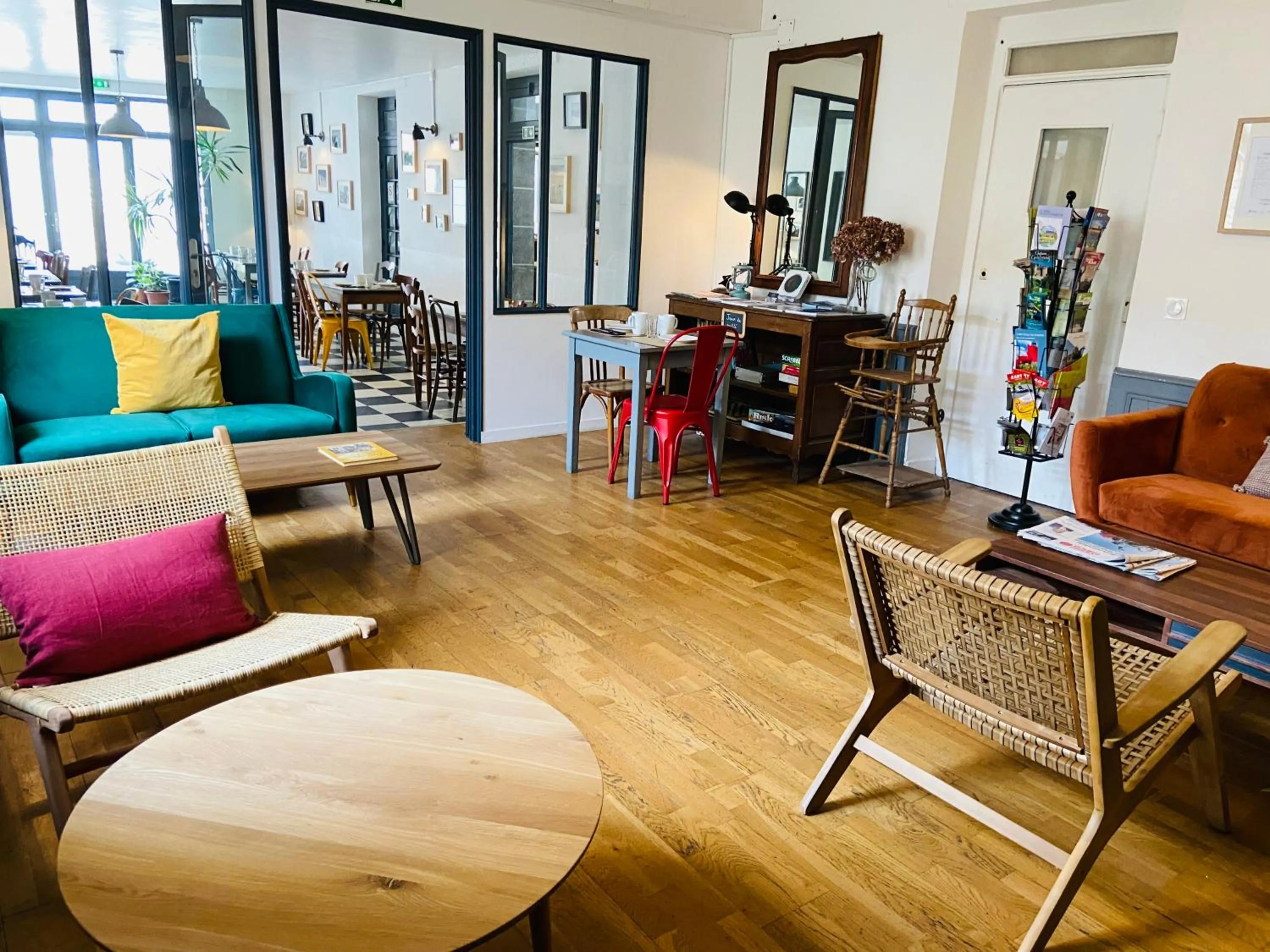 Communal lounge/ TV room in Hotel Saint-Michel