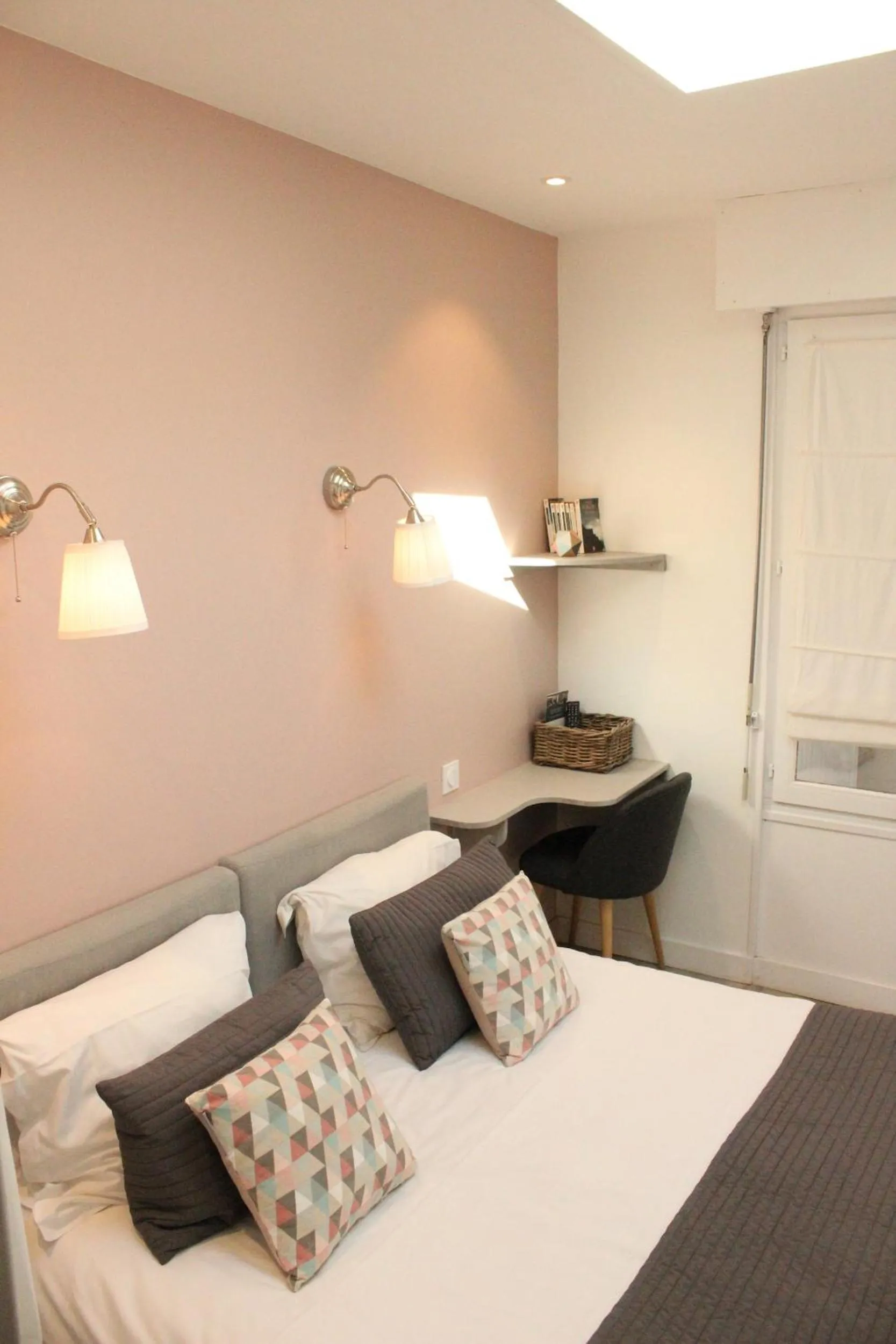 Bedroom, Bed in Hotel Saint-Michel