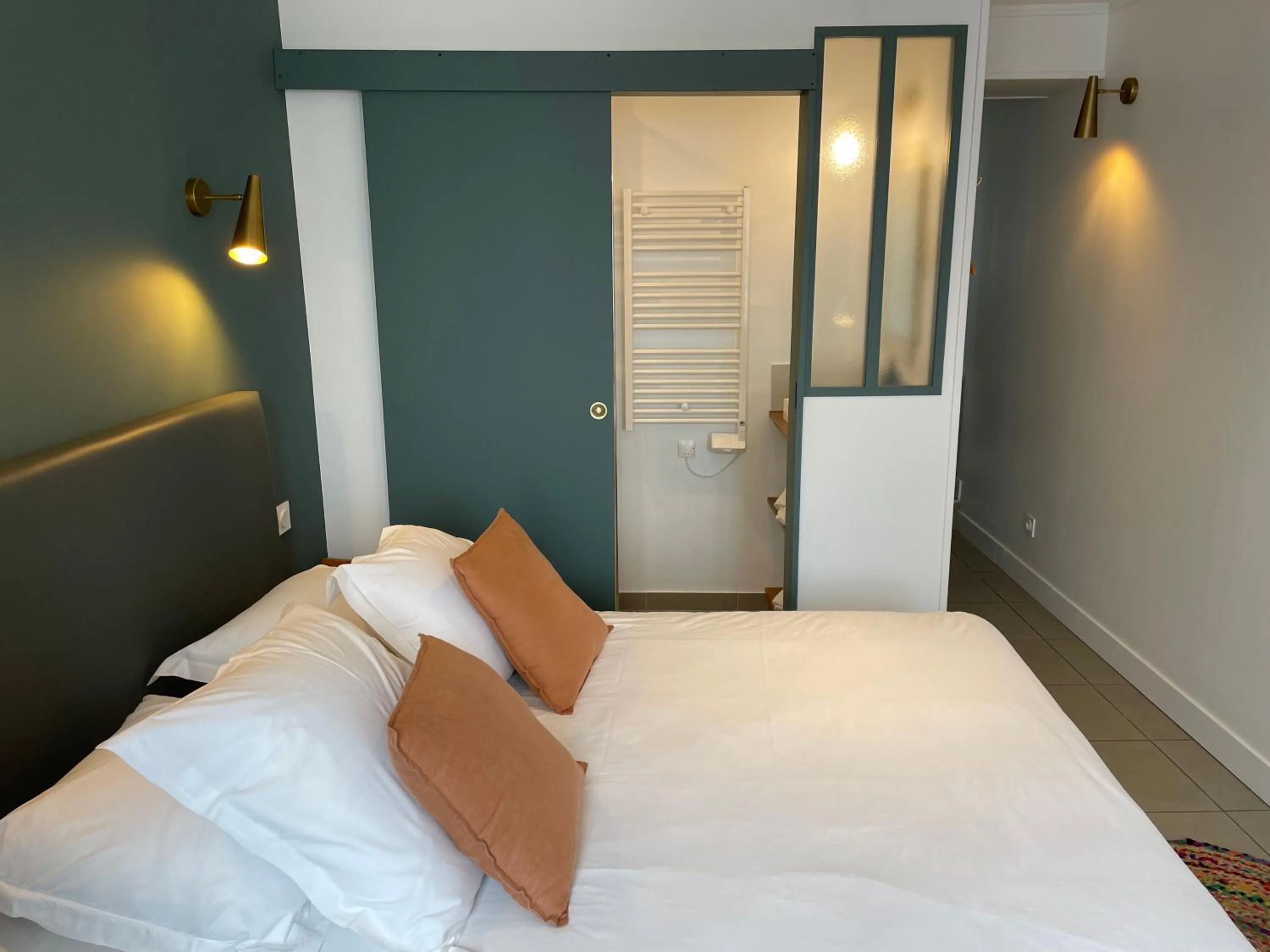 Bedroom, Bed in Hotel Saint-Michel