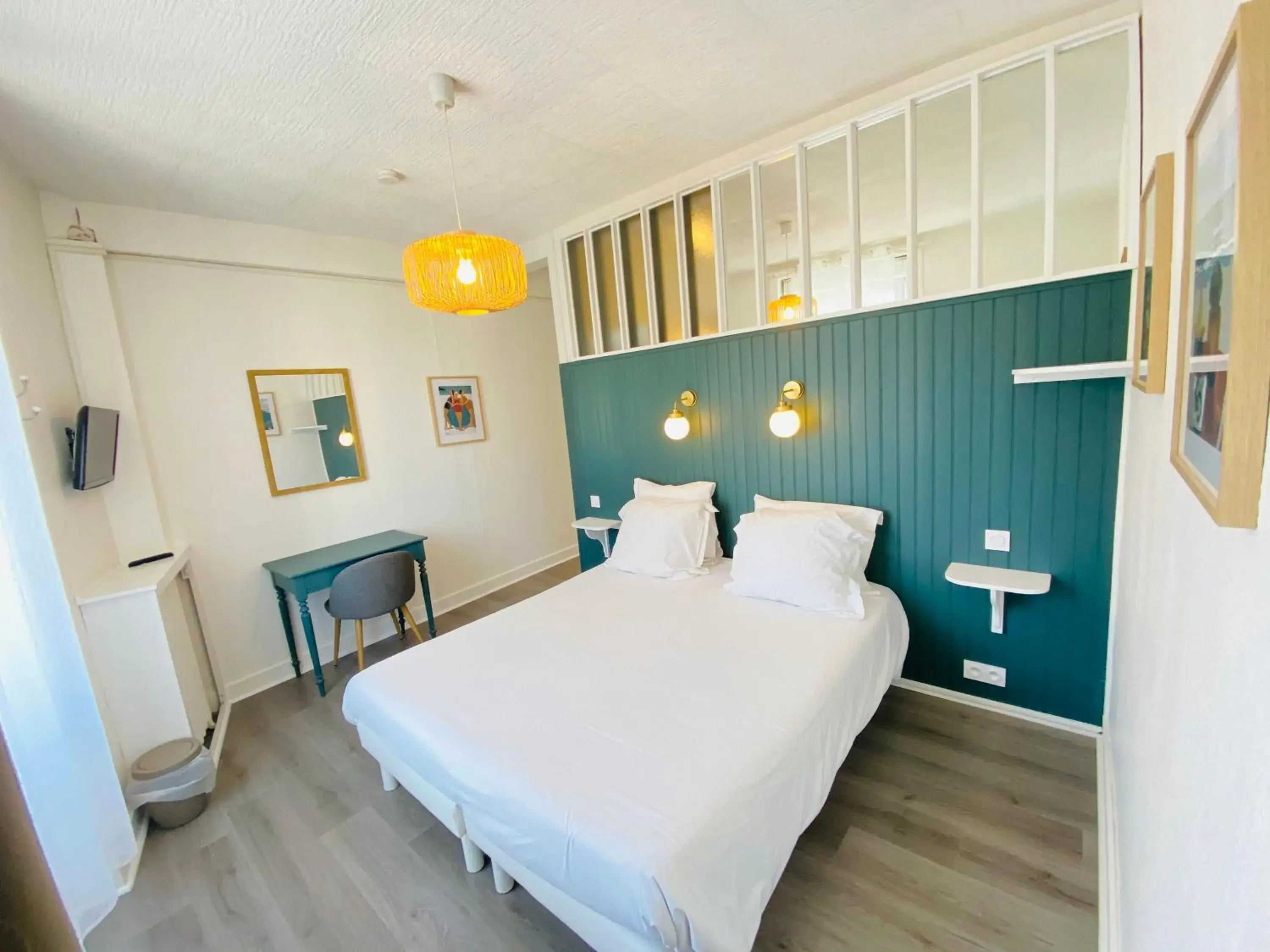 Standard Double Room in Hotel Saint-Michel Standard Double Room in Hotel Saint-Michel