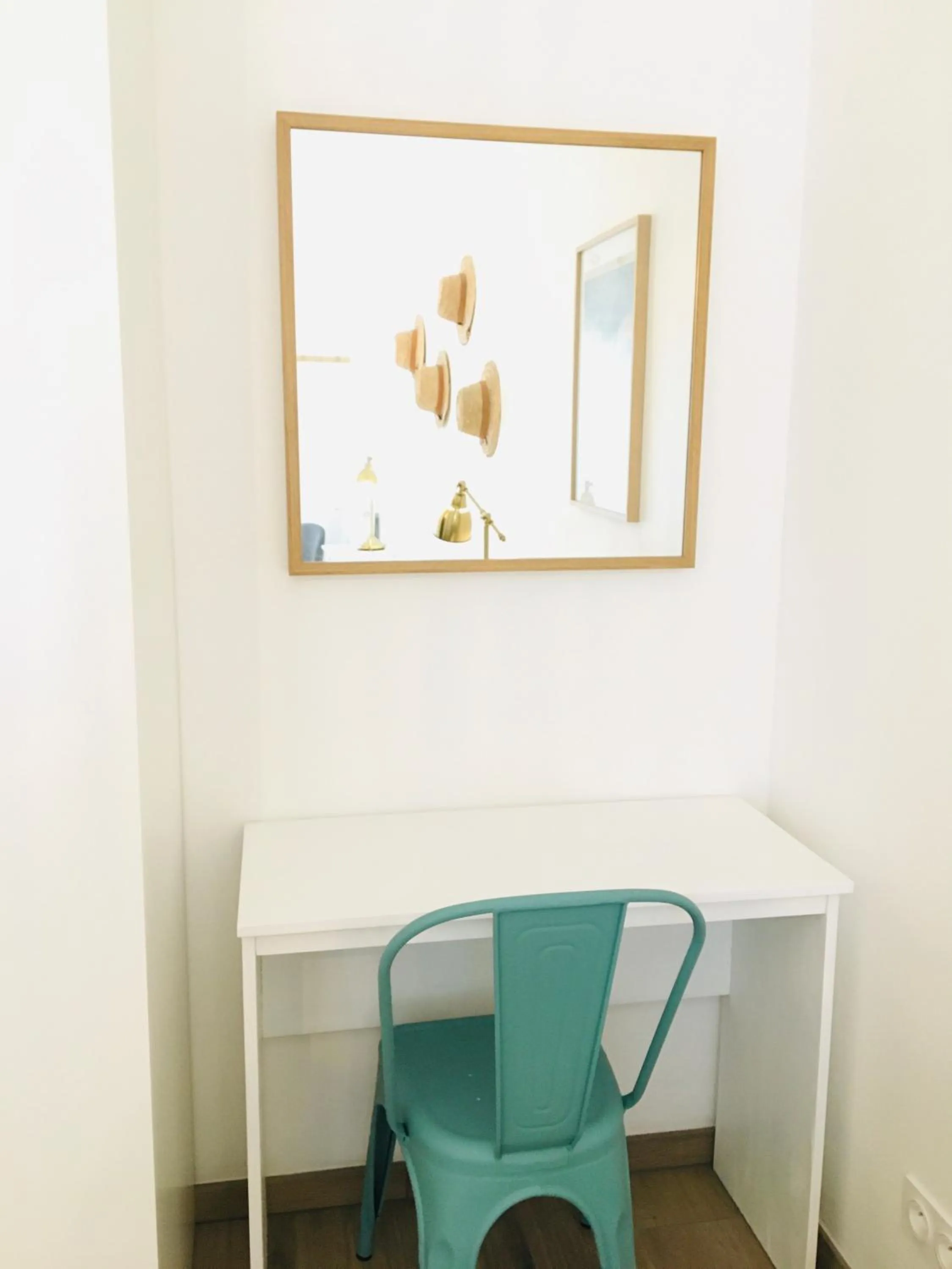 Photo of the whole room in Hotel Saint-Michel