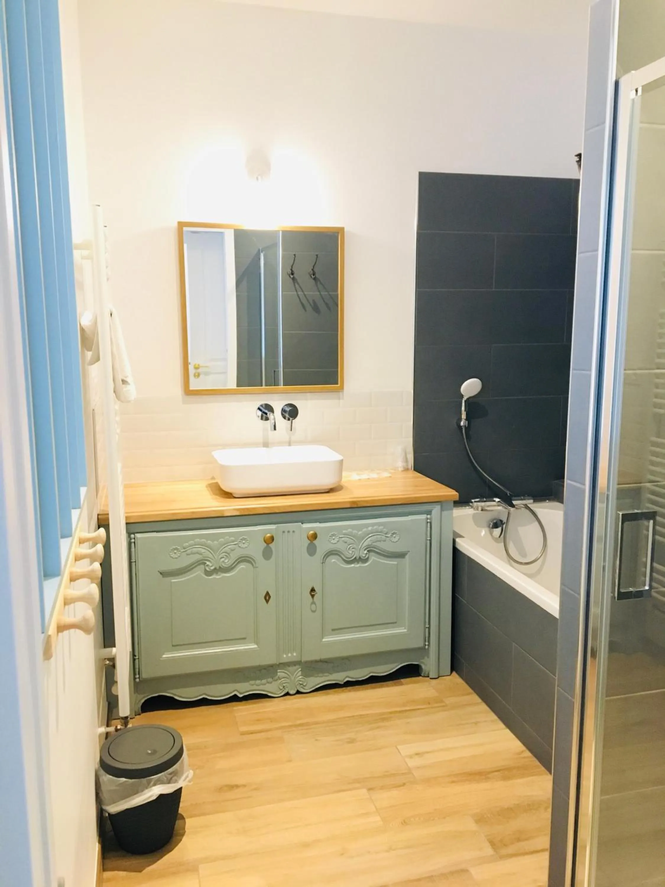 Bathroom in Hotel Saint-Michel