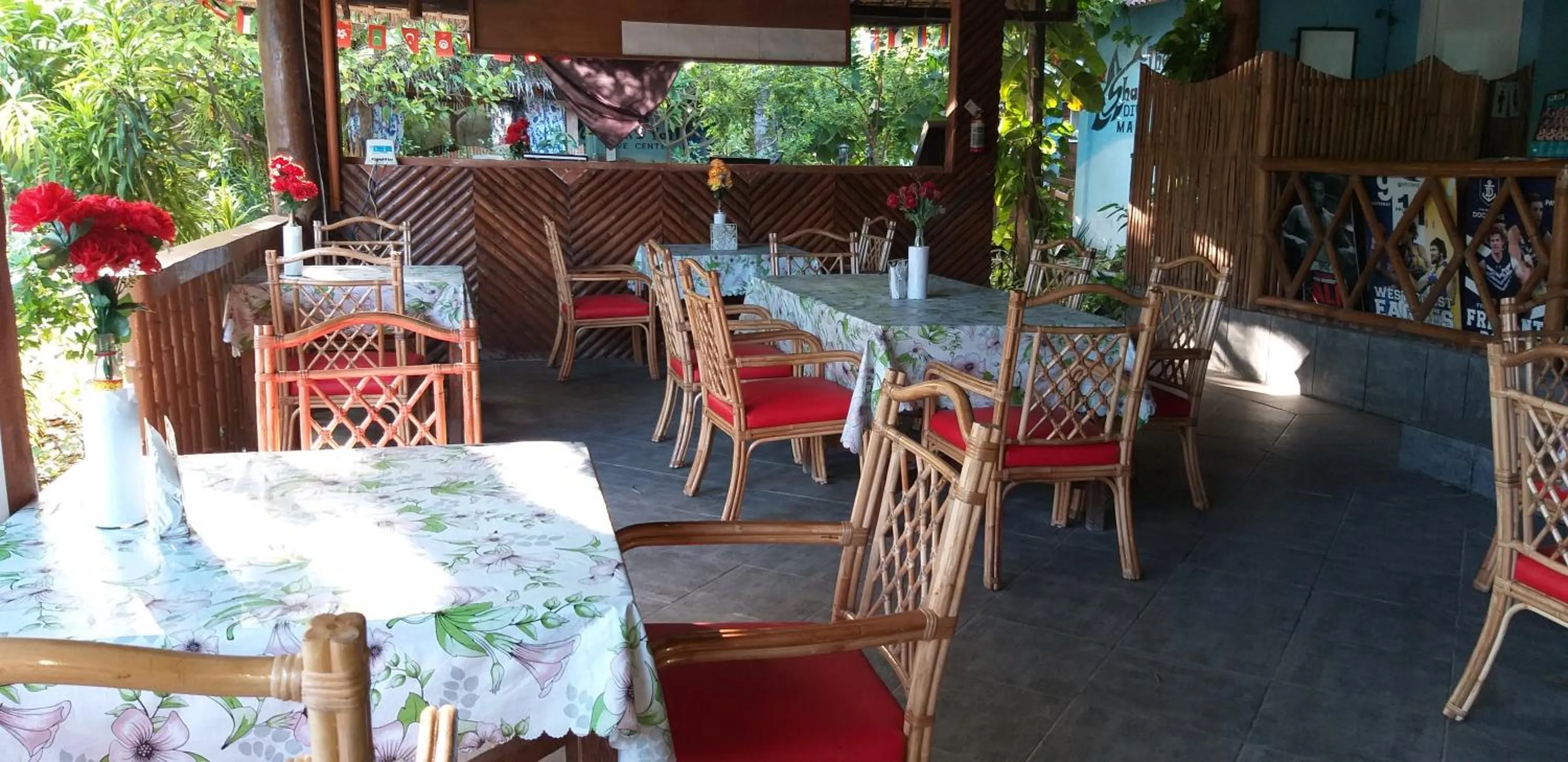 Restaurant/places to eat in The Shark's Tail Dive Resort