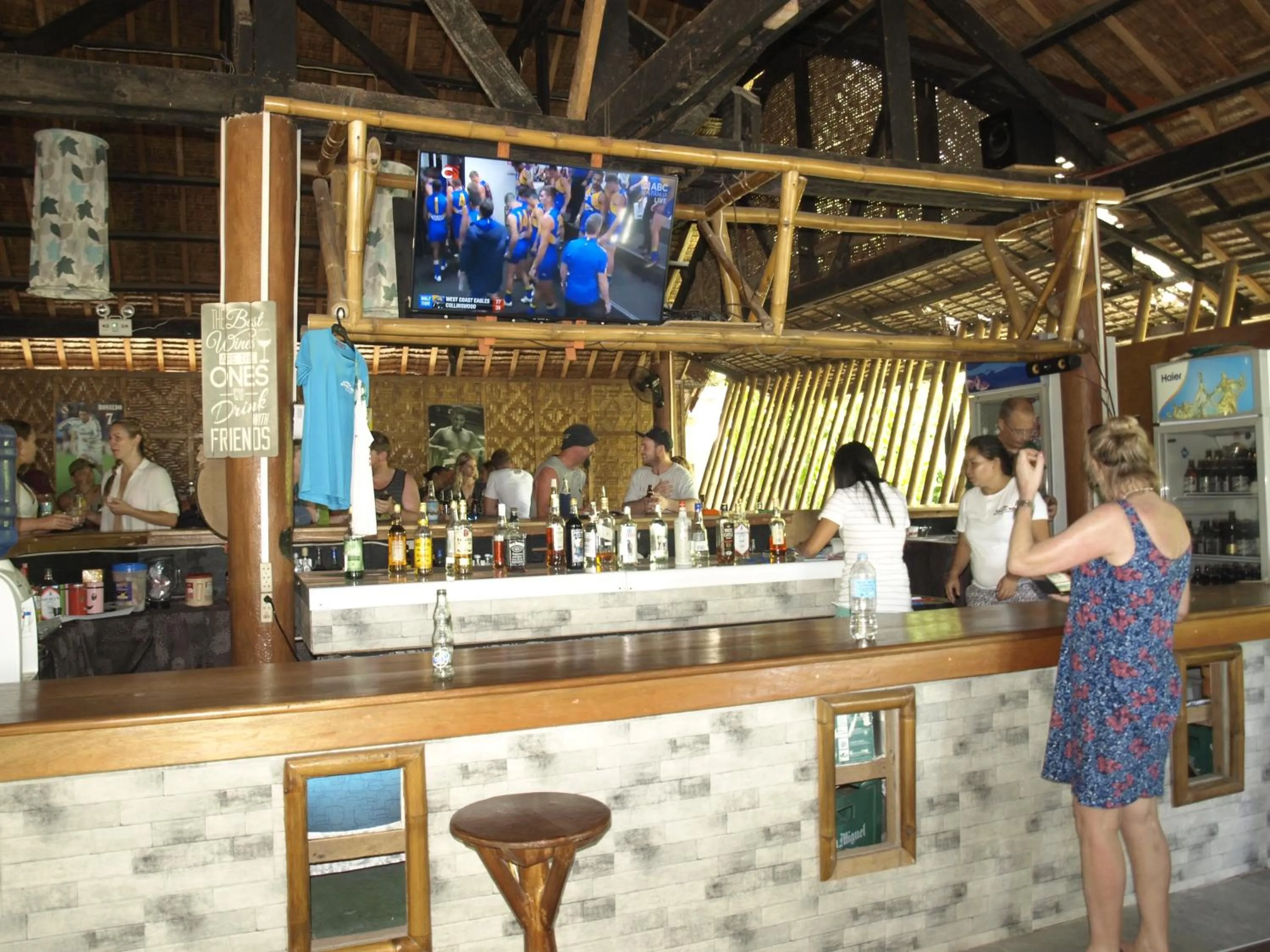 Restaurant/places to eat in The Shark's Tail Dive Resort