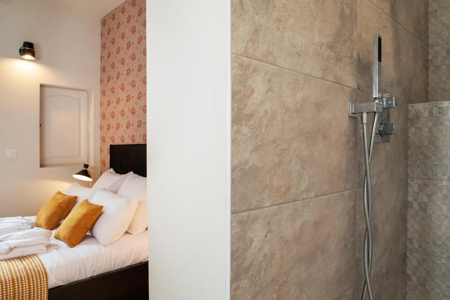 Shower, Bed in Maison Tillot