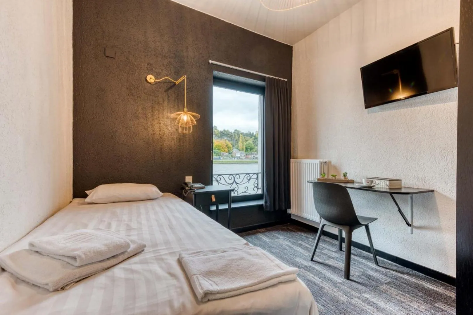 Photo of the whole room, Bed in Hôtel Mosa