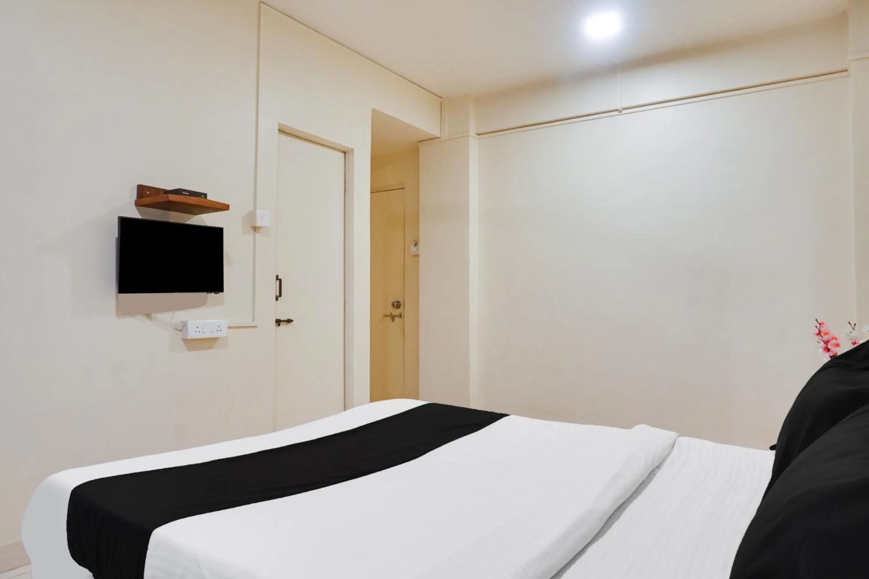 Bedroom, Bed in Super Hotel O Jadhav Nagar Near Sinhgad College